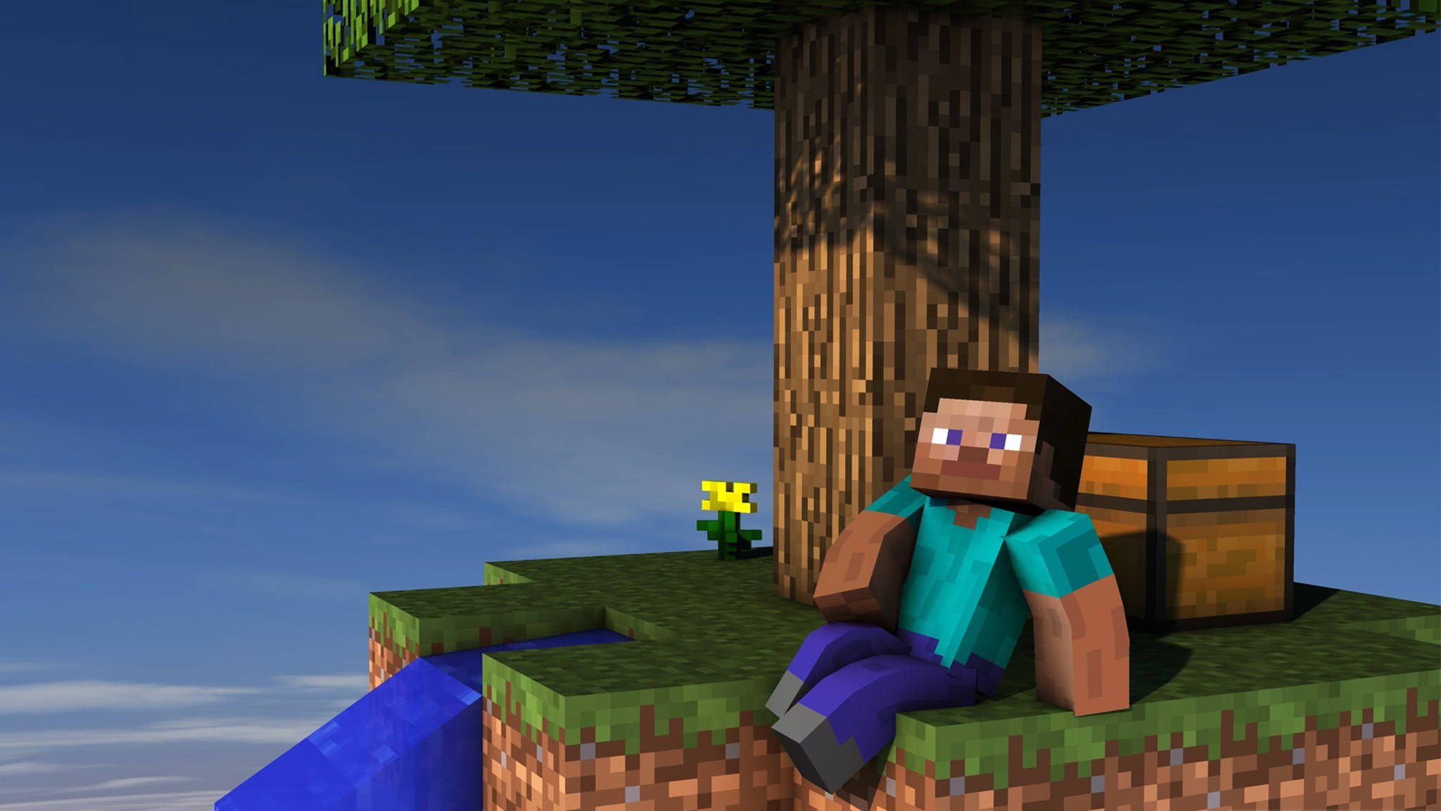 我的世界 史蒂夫 桌布 壁紙 — 一個像素化的Minecraft角色平靜地坐在樹下，旁邊有一個箱子，位於俯瞰水面的草崖上。