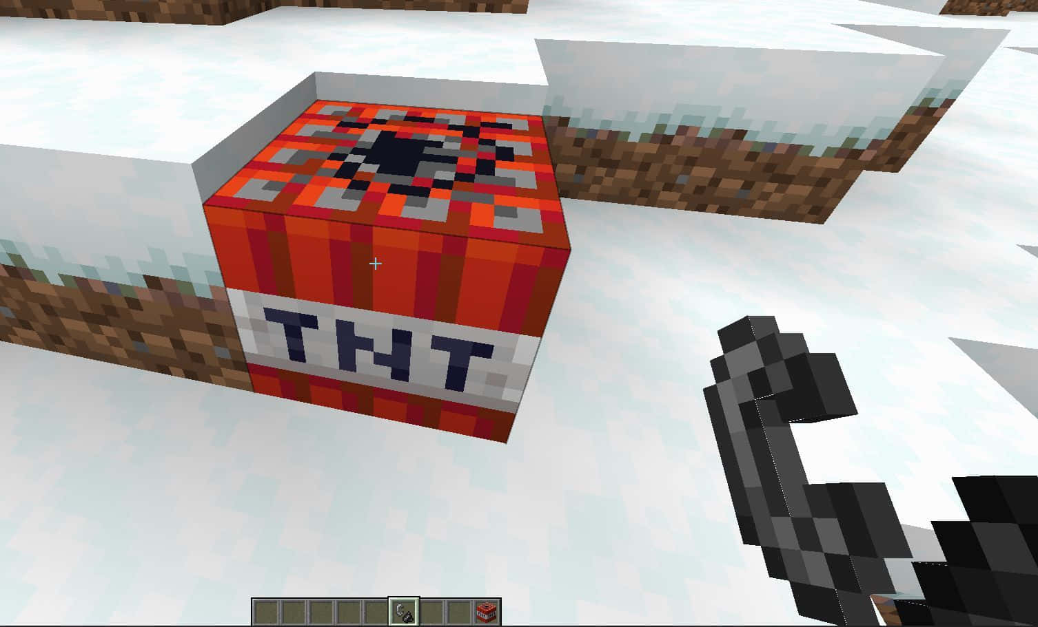 遊戲 桌布 壁紙 — 一個像素化的TNT方塊放在Minecraft世界的雪地上，附近有玩家手持打火石。