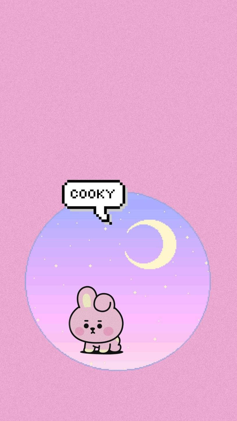 Cooky Bt21 桌布 壁紙 — 一個像素化的兔子，帶有對話氣泡寫著'COOKY'，坐在粉紅色背景上的淡紫色圓圈中的新月下方。