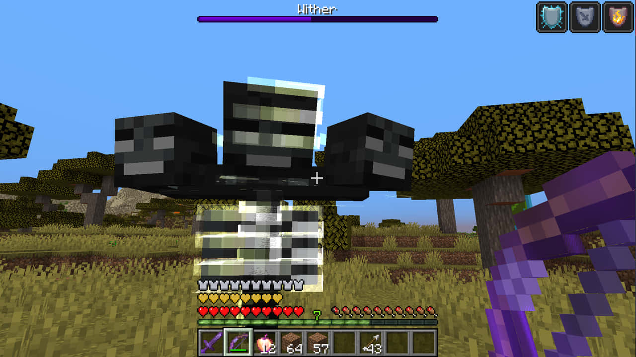 Minecraft Wither Boss 桌布 壁紙 — 一個像素化的凋零怪首領聳立在草地的Minecraft場地上，背景是清澈的藍天。