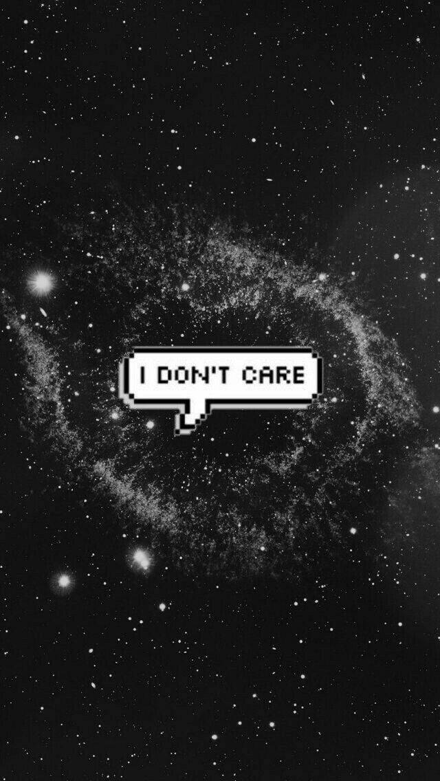 我不在乎 桌布 壁紙 — 一個像素化的對話氣泡，上面寫著「I DON'T CARE」，漂浮在黑白漩渦星系之上。
