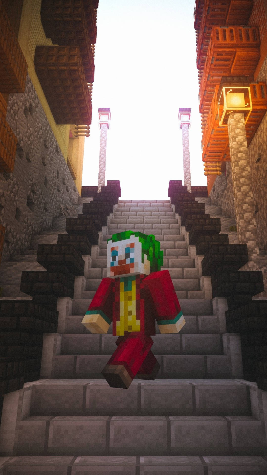 可愛 Minecraft 桌布 壁紙 — 一個像素化的小丑角色身穿紅色西裝，在明亮的日光下站在石階底部，兩旁是中世紀風格的建築。