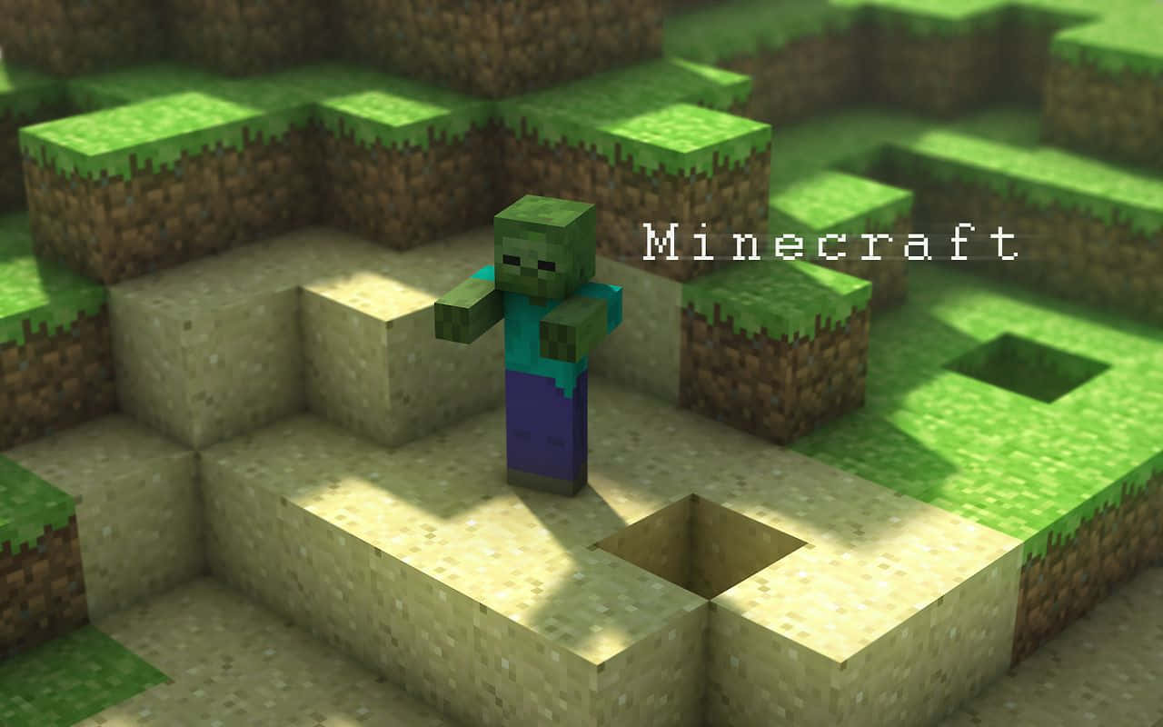 Minecraft Zombie 桌布 壁紙 — 一個像素化的殭屍站在Minecraft景觀中的方塊地形上，有草和泥土方塊，在明亮的日光下。