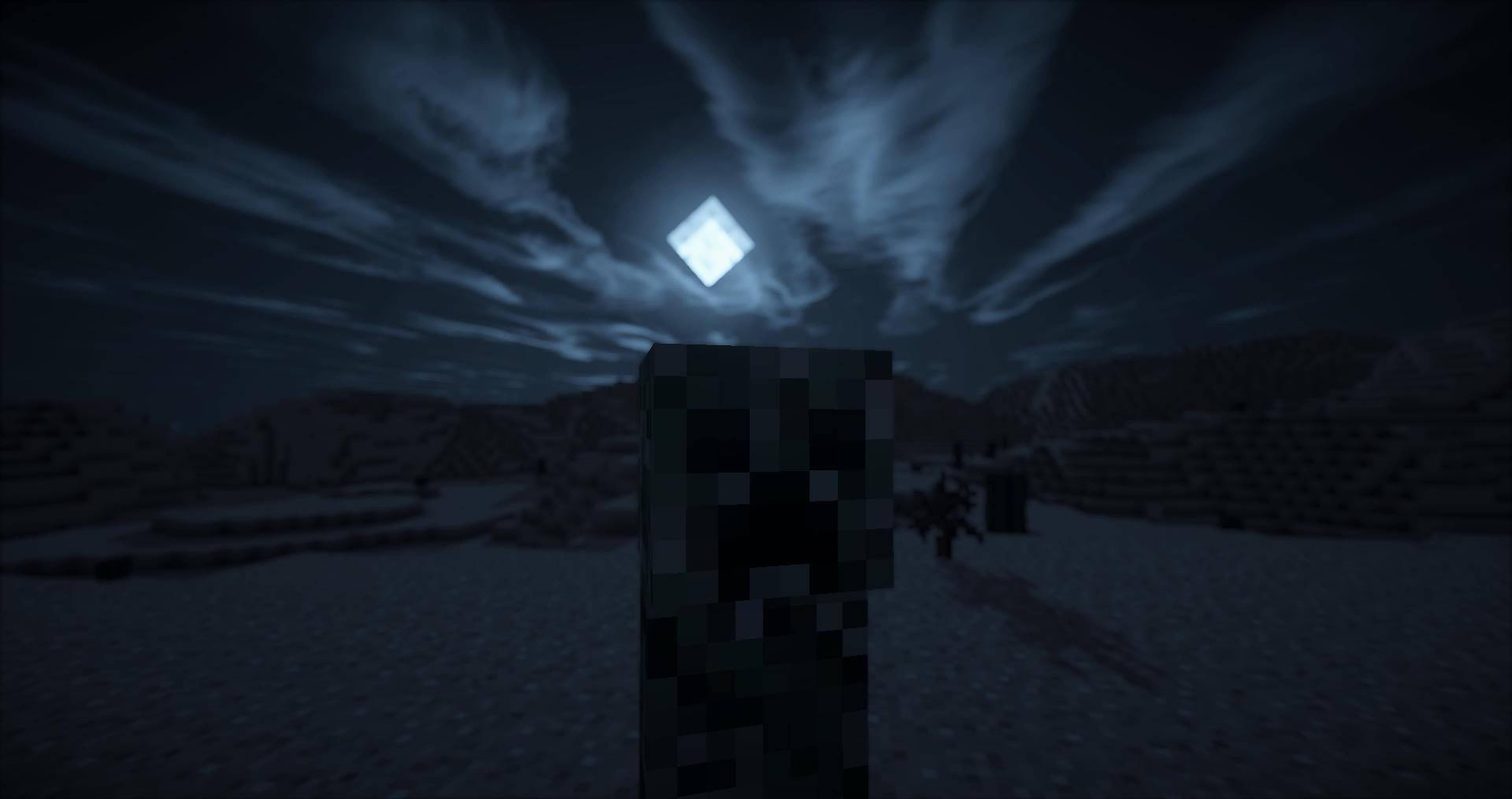 Creeper 桌布 壁紙 — 一個像素化的爬行者在發光的鑽石月亮下站在雪地Minecraft景觀中。