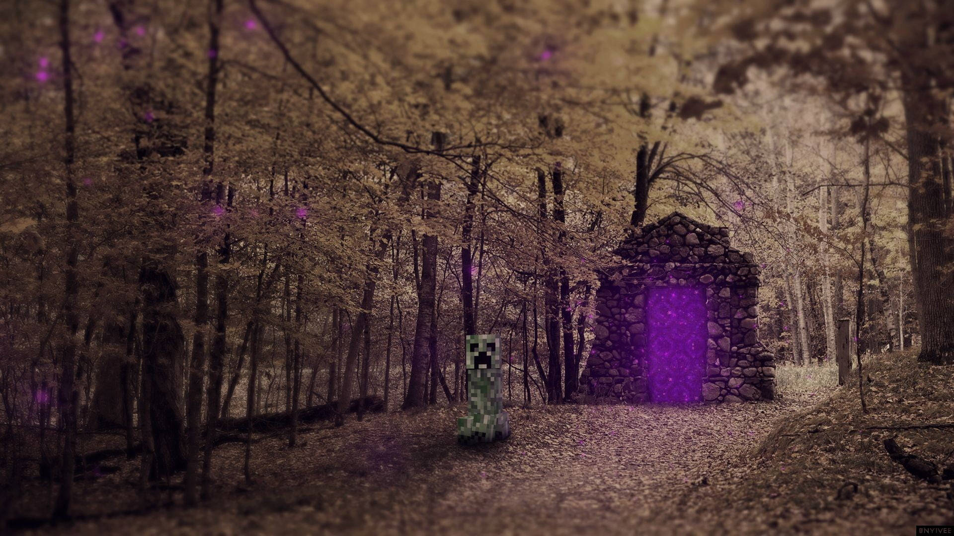 Creeper 桌布 壁紙 — 一個像素化的爬行者站在一個發光的紫色門前，在一個有落葉的霧濛濛的秋林中。