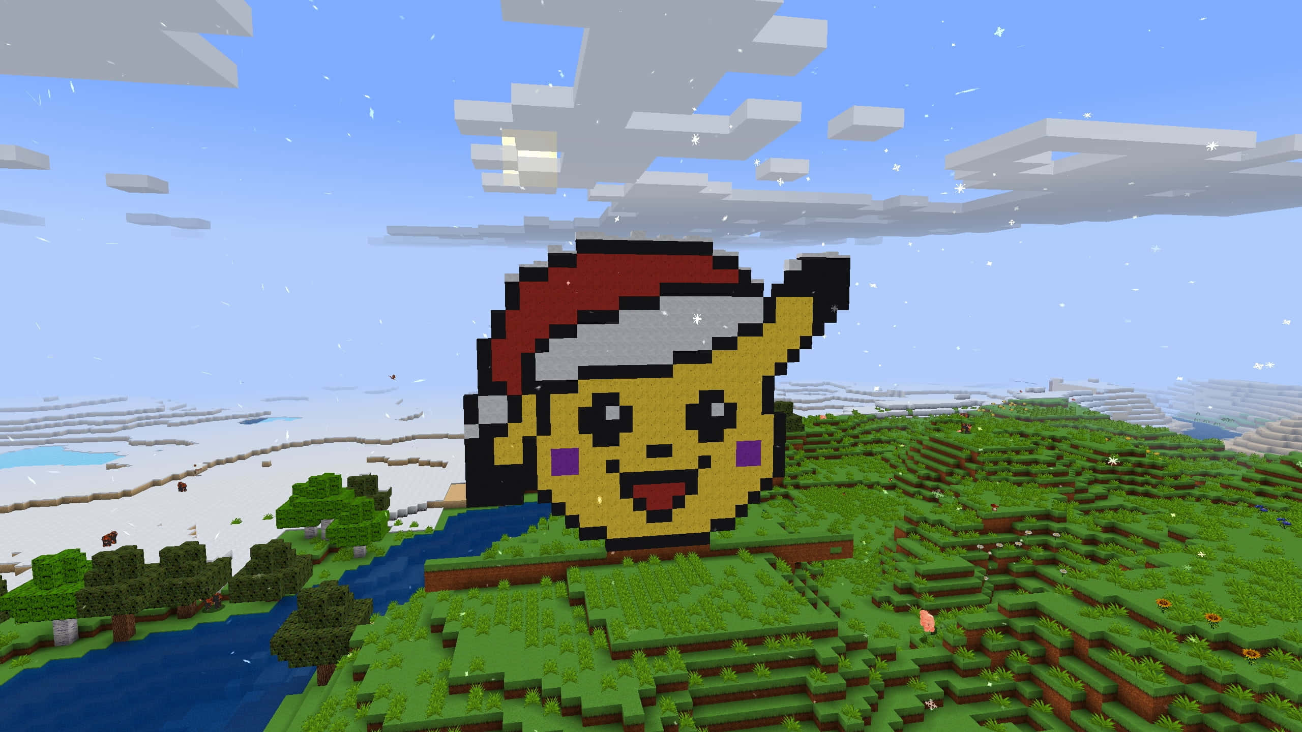 Minecraft Adventure 桌布 壁紙 — 一個像素化的皮卡丘戴著聖誕帽，從一個長滿草的 Minecraft 山丘中冒出，天空多雲。