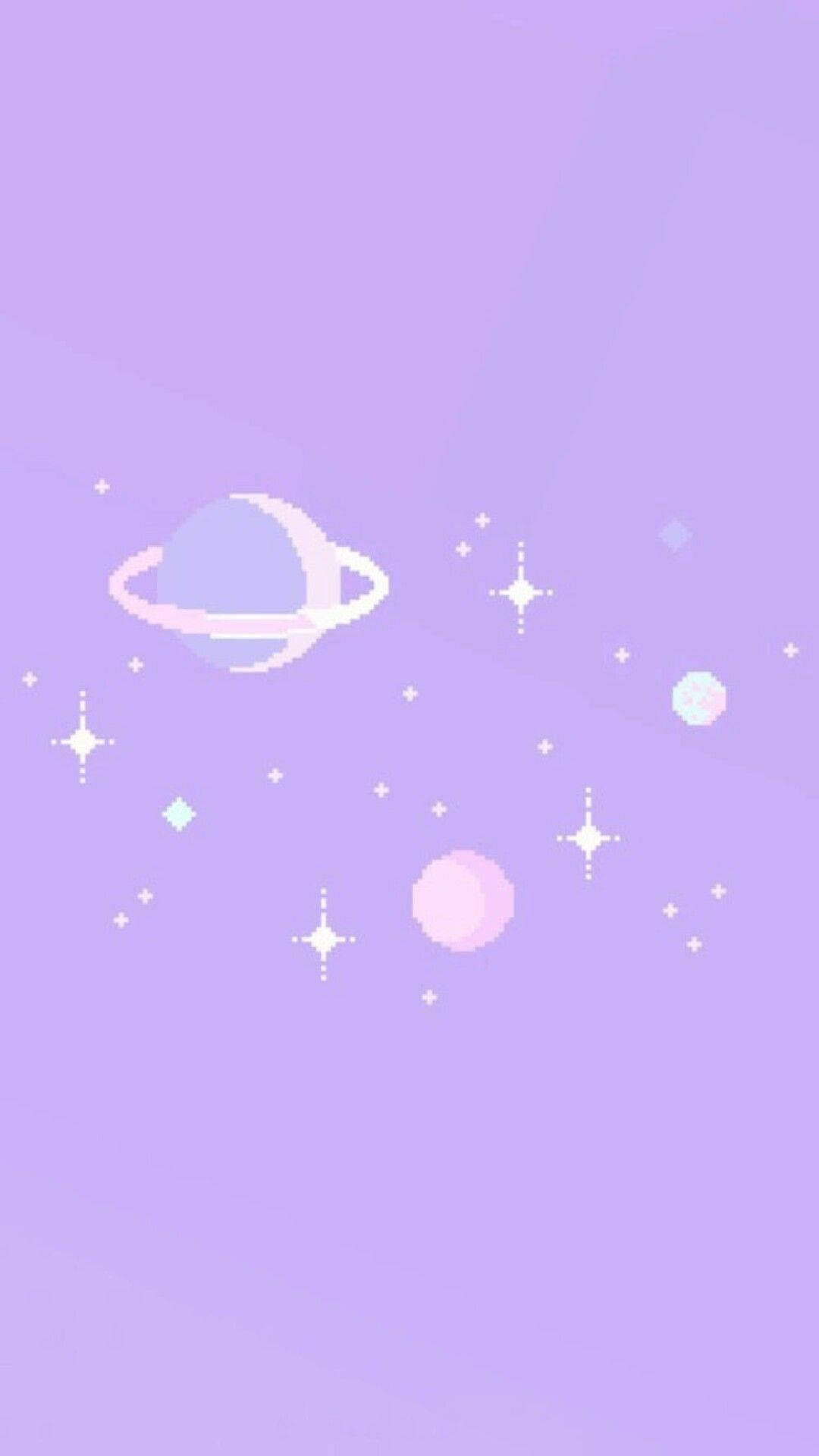 Plain Color 桌布 壁紙 — 一個像素化的紫色行星帶有光環，漂浮在閃爍的星星和彩色球體之間，背景是柔和的薰衣草漸變天空。