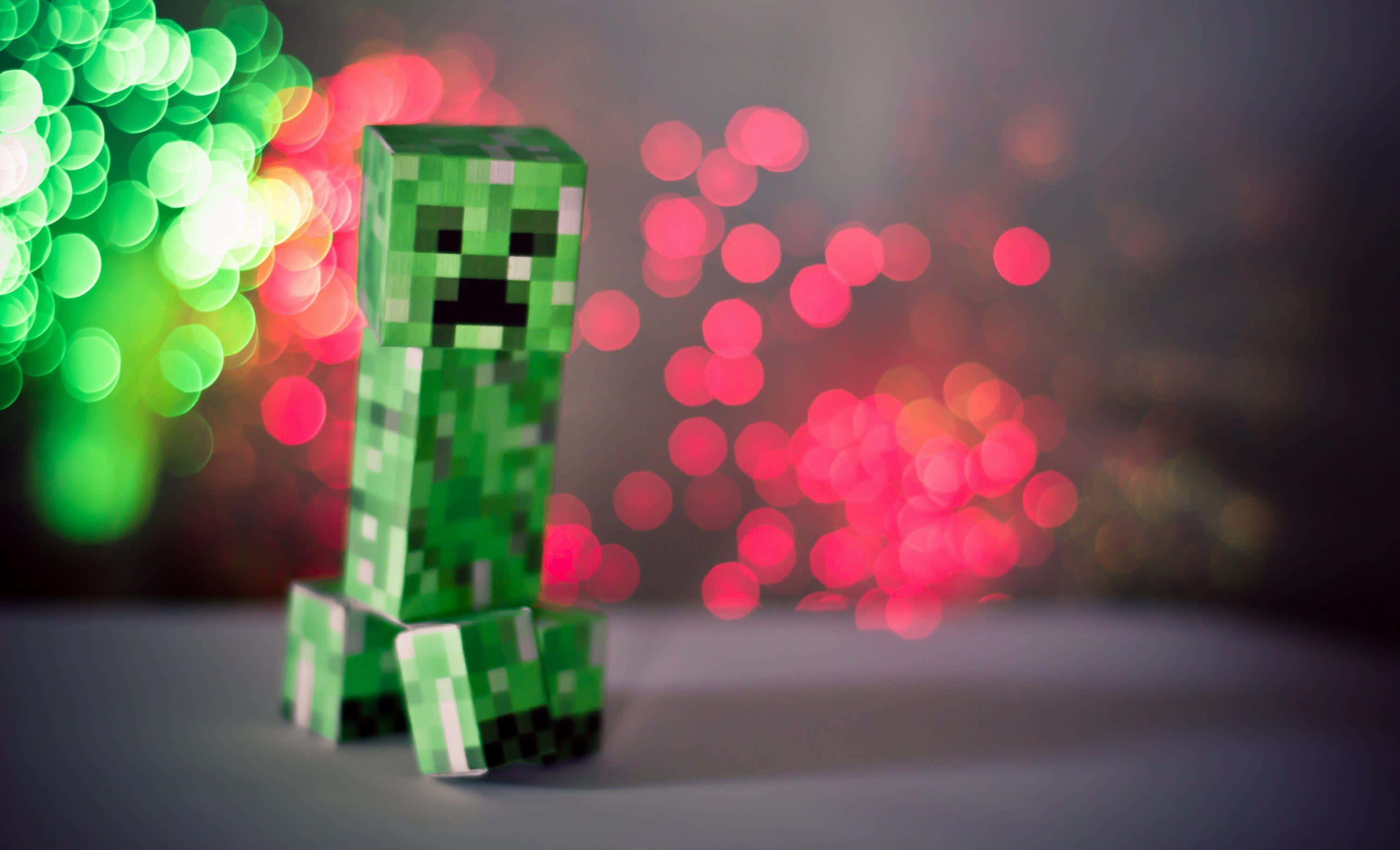 可愛 Minecraft 桌布 壁紙 — 一個像素化的綠色爬行者公仔在充滿活力的綠色和紅色燈光散景背景下對焦站立。