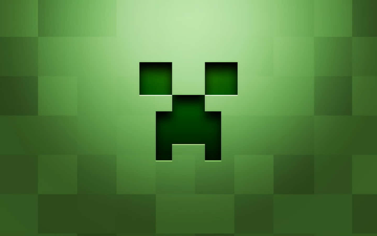 可愛 Minecraft 桌布 壁紙 — 一個像素化的綠色爬行者面孔在漸變綠色方塊背景上發光。
