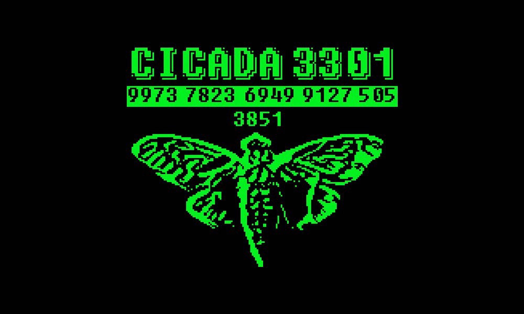 Cicada 桌布 壁紙 — 一個像素化的綠色蟬圖形，上方有數字，黑色背景，喚起復古數位神秘感。