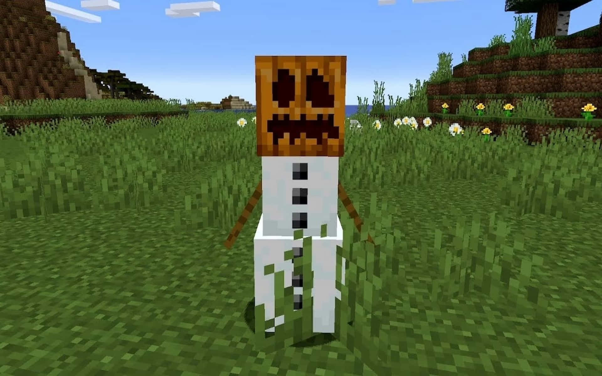 Minecraft Snow Golem 桌布 壁紙 — 一個像素化的雪人，頭部是雕刻的南瓜，站在Minecraft的草地上，天空清澈湛藍。