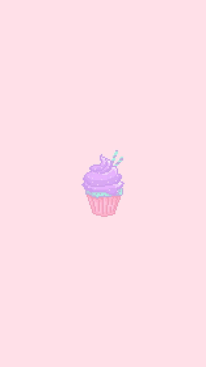 Cute Cupcake 桌布 壁紙 — 一個像素風格的杯子蛋糕，帶有紫色糖霜和藍色糖粒，居中放置在柔和的粉紅色背景上。