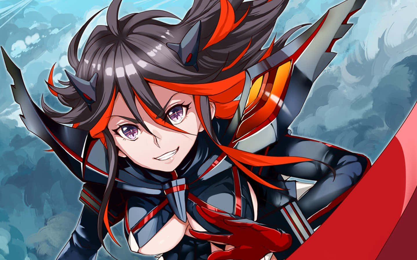 Kill La Kill Senketsu 桌布 壁紙 — 一個充滿動感的動漫女孩，深色頭髮和紅色點綴，在暴風雨的藍天下揮舞著劍。