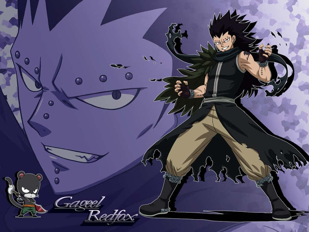 Gajeel Redfox 桌布 壁紙 — 一個充滿動感的動漫角色，擁有刺蝟般的黑色頭髮和綠色斗篷，在紫色背景前擺出戰鬥姿勢，背景中有一個巨大的威脅性面孔。