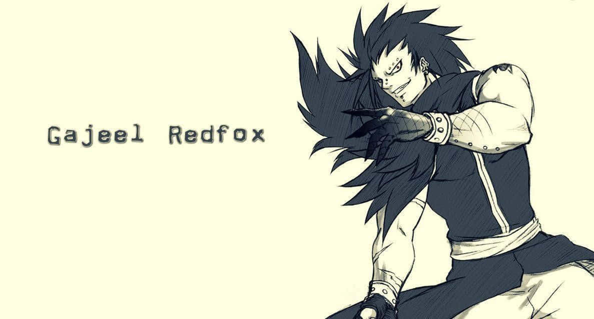 Gajeel Redfox 桌布 壁紙 — 一個充滿動感的動漫角色，擁有尖刺黑髮和強烈表情，在淡黃色背景前擺出戰鬥姿勢。