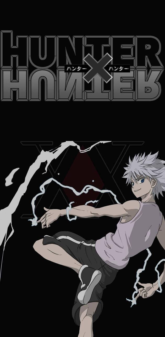 Cool Killua 桌布 壁紙 — 一個充滿動感的動漫角色，擁有尖刺的白髮和發光的眼睛，向前踢腿，同時雙手發出劈啪作響的能量弧，背景為黑色，帶有 Hunter x Hunter 標誌。
