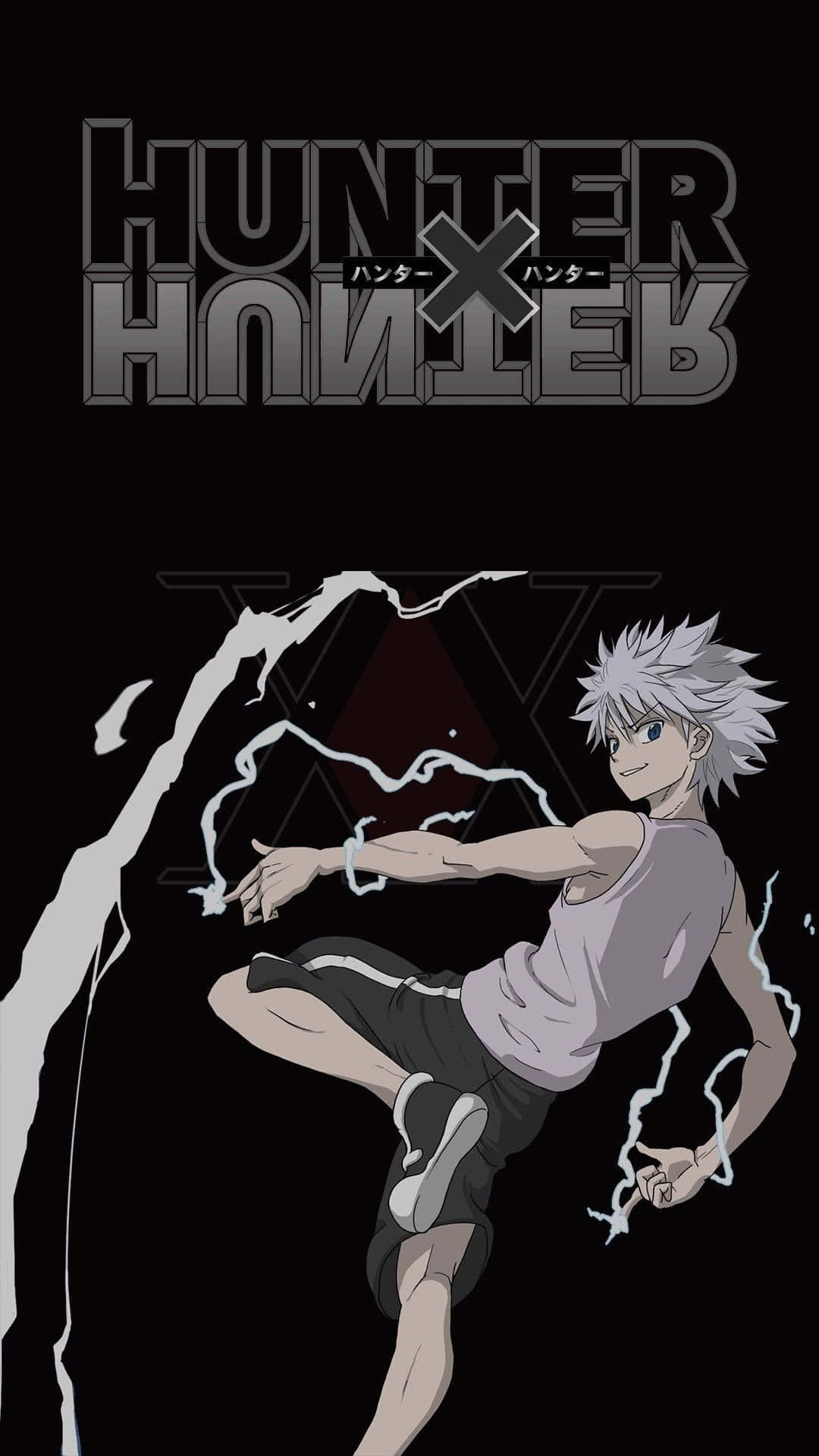 Killua Cute 桌布 壁紙 — 一個充滿動感的動漫角色，擁有尖刺的白髮，向前踢腿，周圍閃電劈啪作響，背景為黑色，帶有 Hunter x Hunter 標誌。