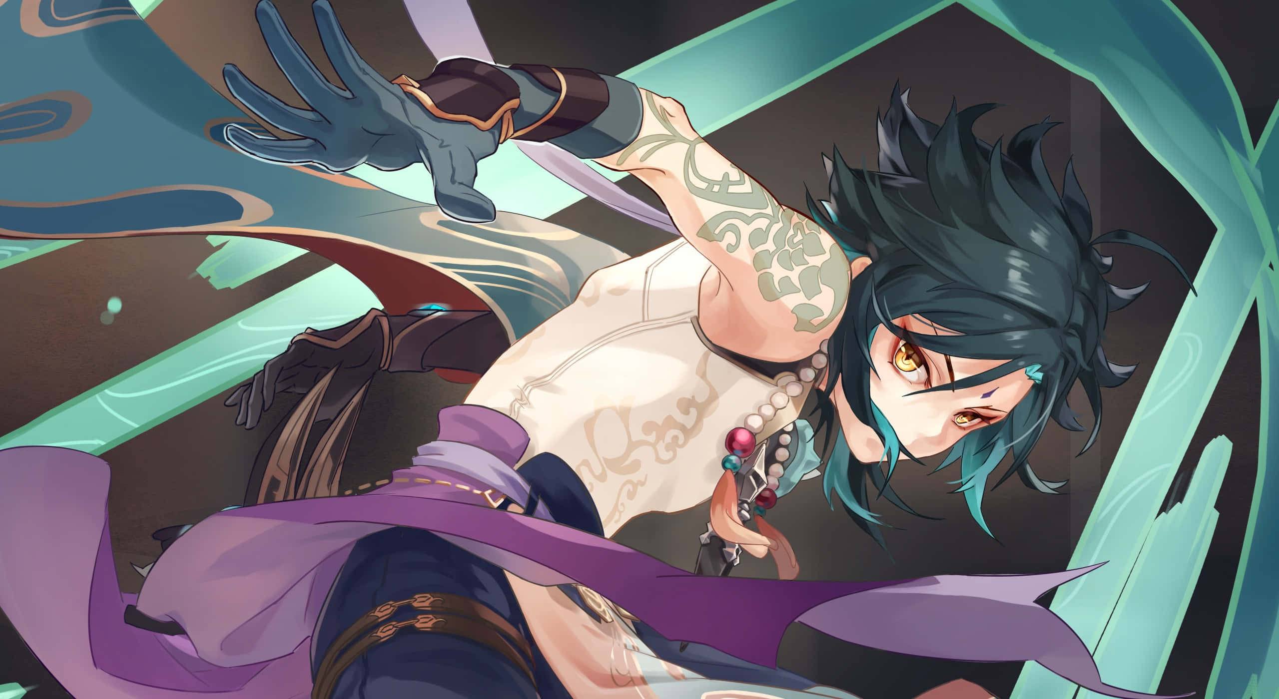 Genshin Impact Xiao 桌布 壁紙 — 一個充滿動感的動漫角色，擁有青綠色頭髮和刺青，穿過旋轉的青綠色和紫色能量向前衝刺。