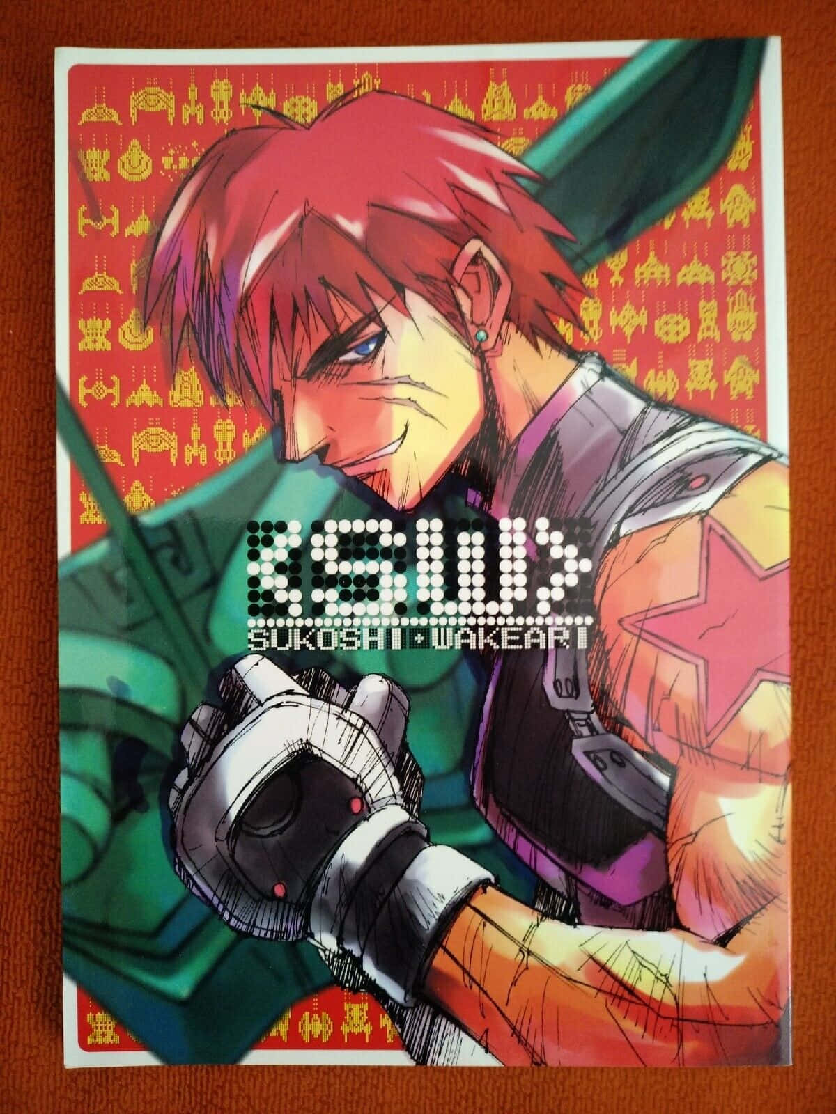 Outlaw Star 桌布 壁紙 — 一個充滿動感的動漫角色，紅髮，手臂上有星星標誌，在帶有金色圖案的紅色背景前自信地擺出姿勢。