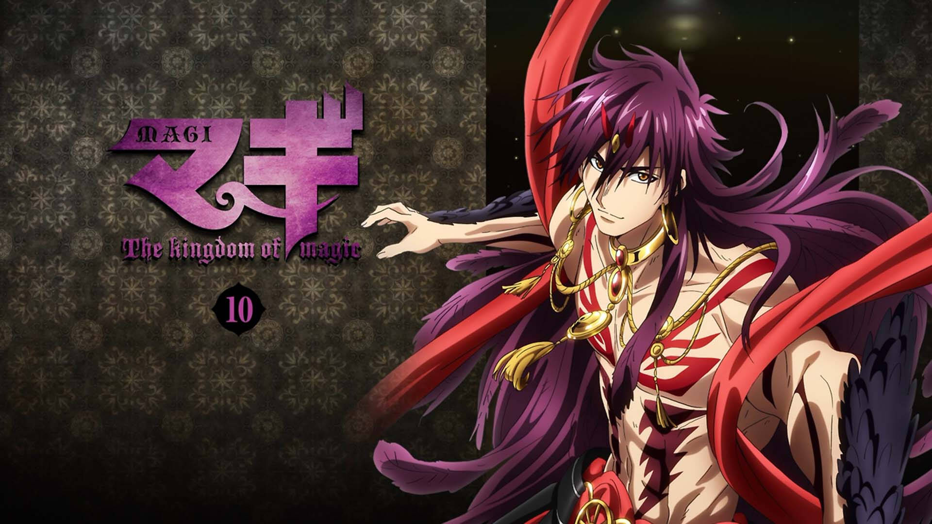 magi the kingdom of magic 桌布 壁紙 — 一個充滿動感的動漫角色，紫色頭髮和紅色斗篷，站在帶有'Magi'標誌的圖案壁紙背景前。