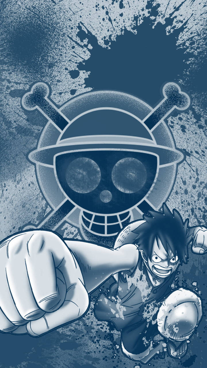One Piece Logo 桌布 壁紙 — 一個充滿動感的動漫角色向前衝刺，舉起拳頭，背景是粗糙的藍色潑濺圖案，帶有骷髏頭和交叉骨頭標誌。
