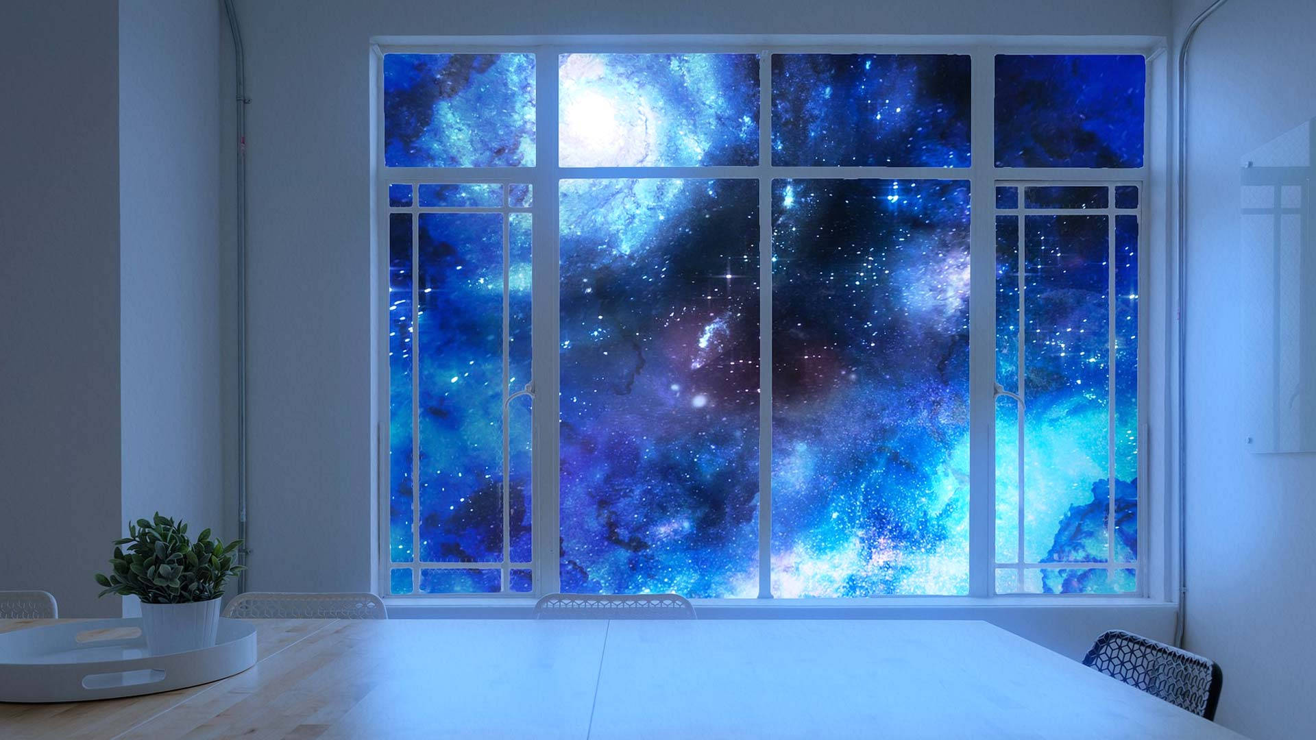 Webex 桌布 壁紙 — 一個充滿旋轉藍色和星星的宇宙星雲，填滿了極簡房間裡的大窗戶，房間裡有木桌和盆栽植物。