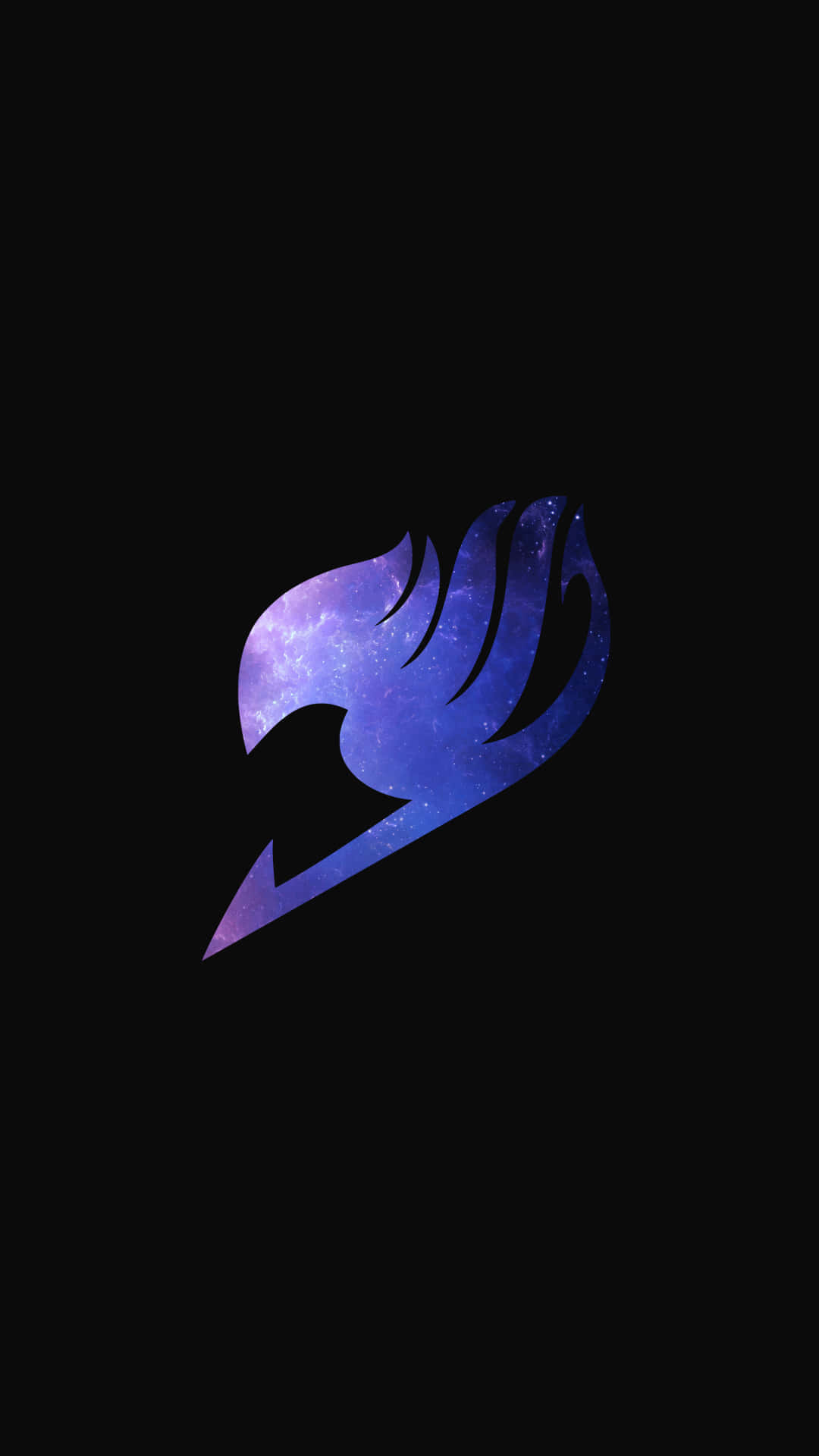 Fairy Tail Logo 桌布 壁紙 — 一個充滿星系的藍紫色火焰標誌在純黑背景上發光。