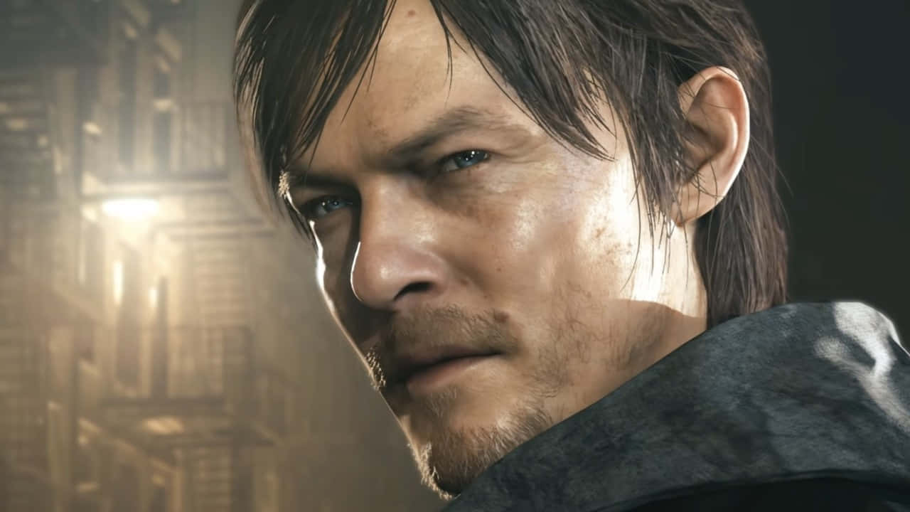 Silent Hill Characters 桌布 壁紙 — 一個充滿決心的男人，帶有鬍渣和銳利眼神，在模糊的城市背景下的粗獷特寫。