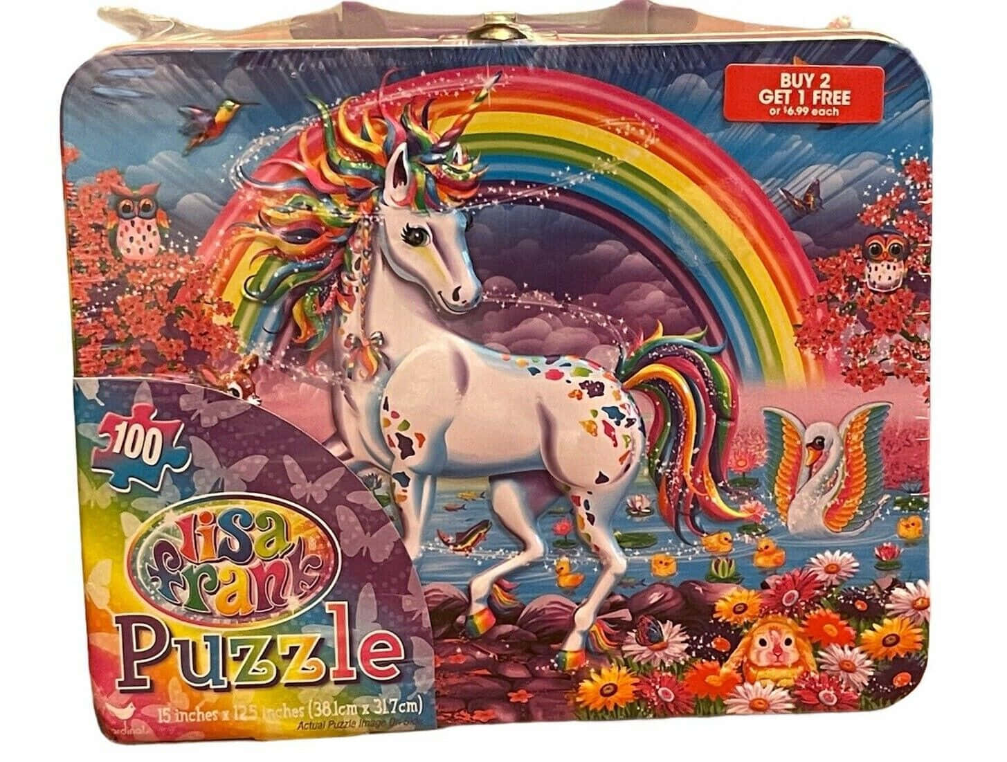 桌布 壁紙 — 一個充滿活力的 Lisa Frank 拼圖罐，上面有一隻彩虹鬃毛的獨角獸站在花卉池塘中，天鵝和貓頭鷹在色彩繽紛的天空下。