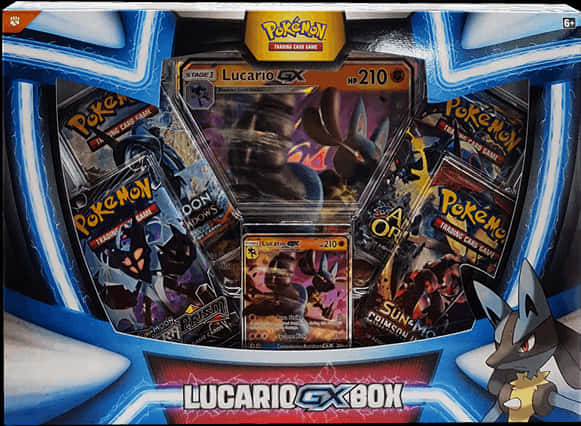 路卡利歐 桌布 壁紙 — 一個充滿活力的 Pokémon Lucario GX 盒子展示，包含交易卡和一個 Lucario 公仔，背景是發光的藍色未來風格。