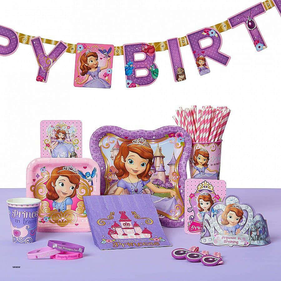 Sofia The First 桌布 壁紙 — 一個充滿活力的 Sofia the First 生日派對套裝，包括紫色和粉紅色的盤子、杯子、橫幅和裝飾品，上面有公主和她的城堡。