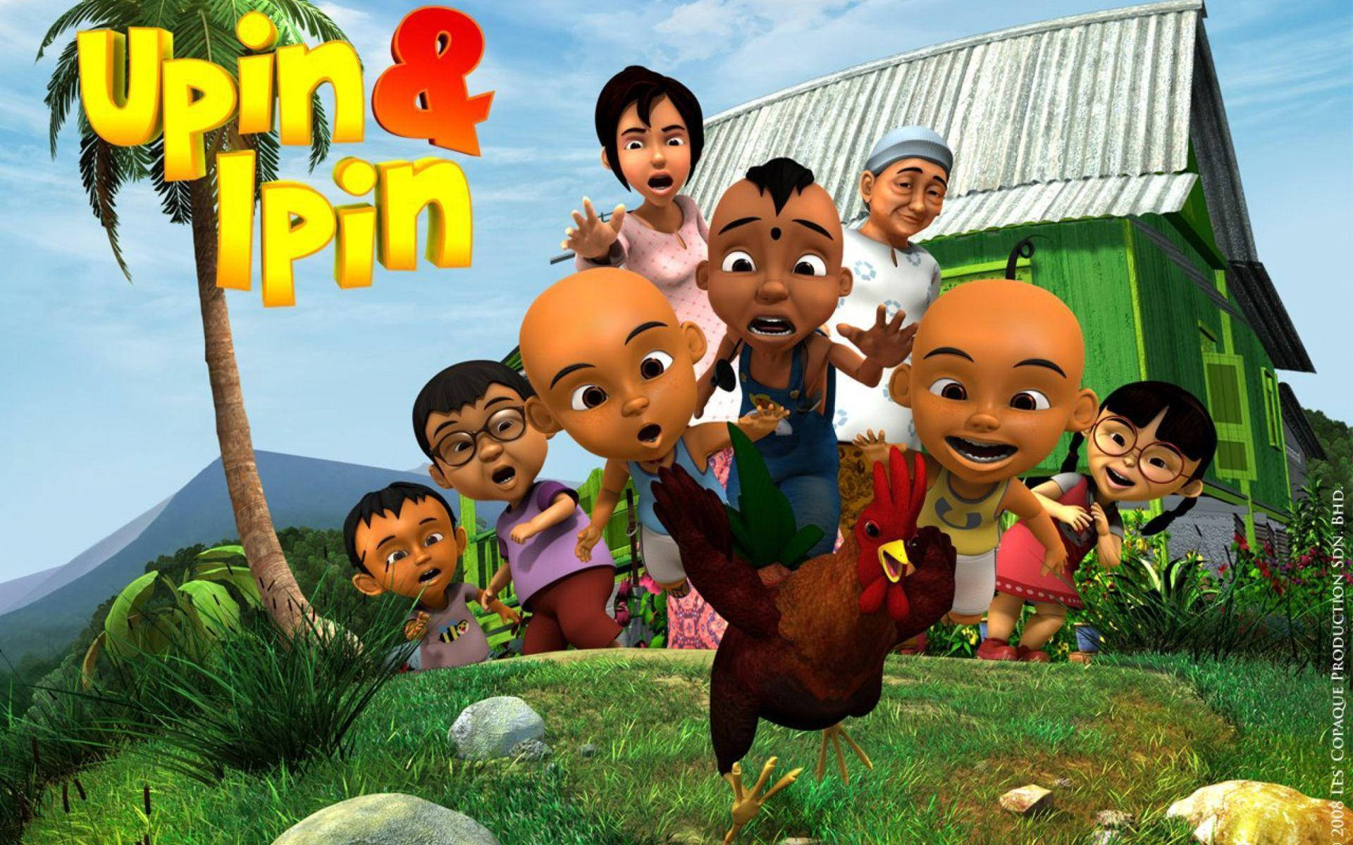 Malaysia 桌布 壁紙 — 一個充滿活力的3D渲染場景，Upin & Ipin卡通角色在綠色房子前與一隻公雞一起聚集在戶外。