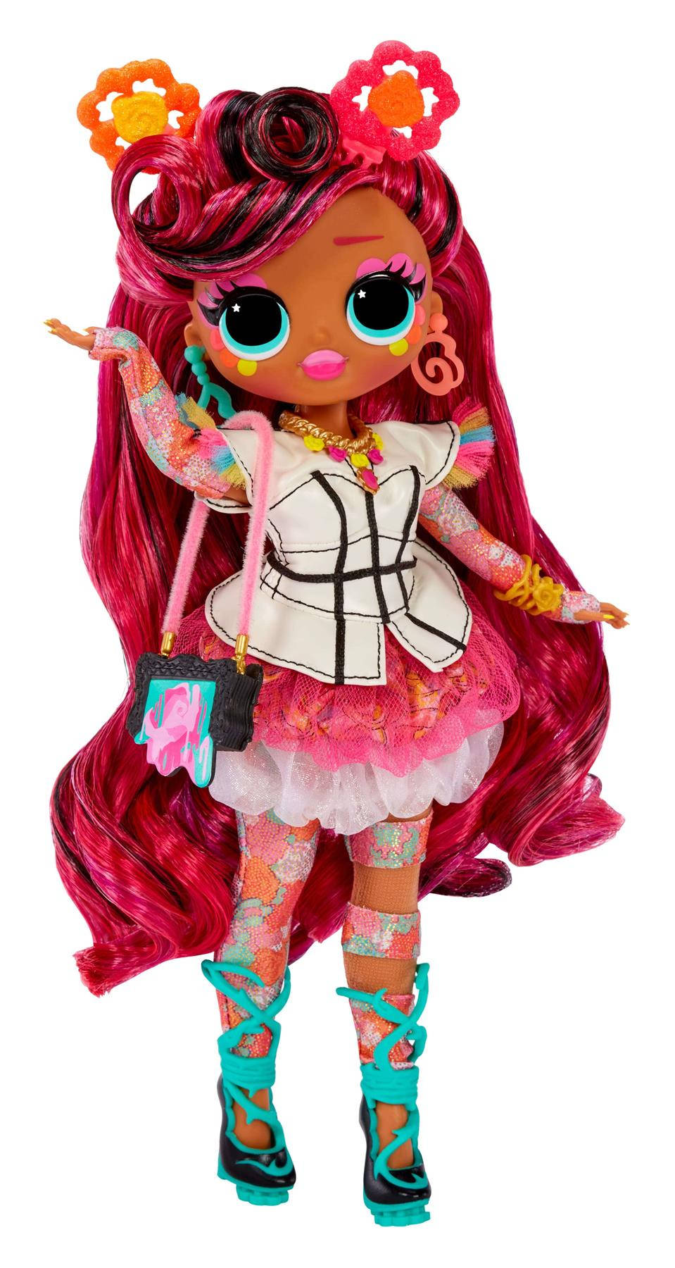 Doll 桌布 壁紙 — 一個充滿活力的L.O.L. Surprise! 公仔，擁有洋紅色頭髮和大眼睛，在白色背景前穿著色彩繽紛的服裝擺姿勢。