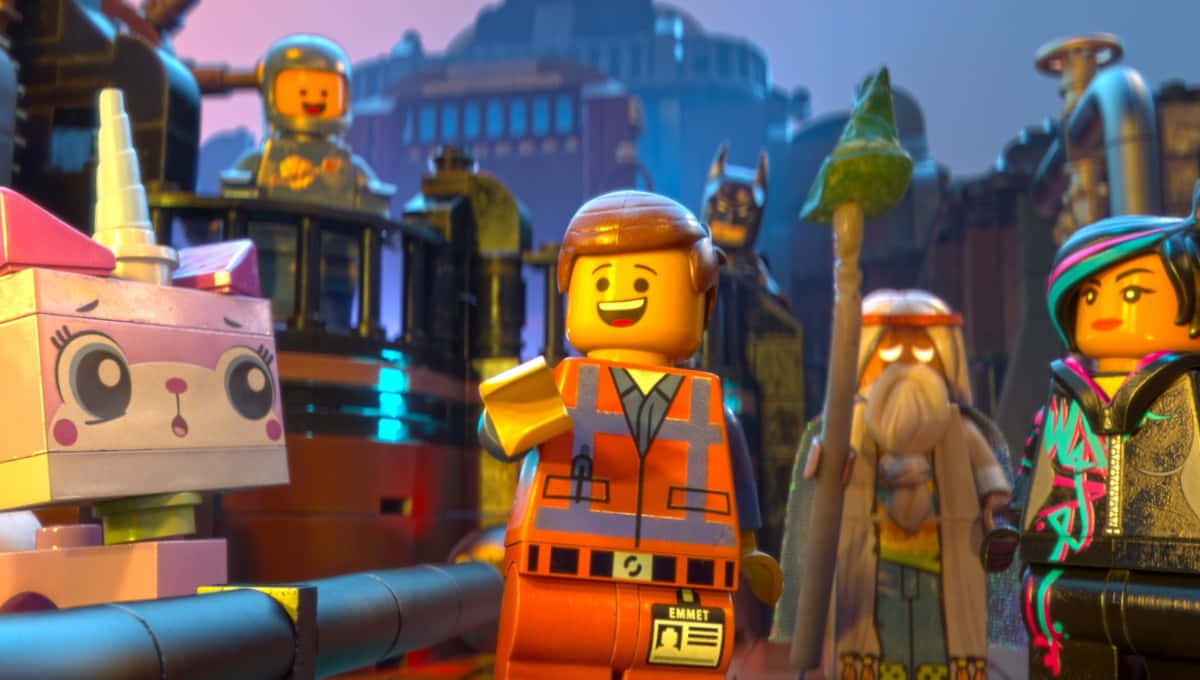 樂高 桌布 壁紙 — 一個充滿活力的LEGO電影場景，Emmet穿著橙色背心，與不同角色站在黃昏時分的彩色城市景觀中。
