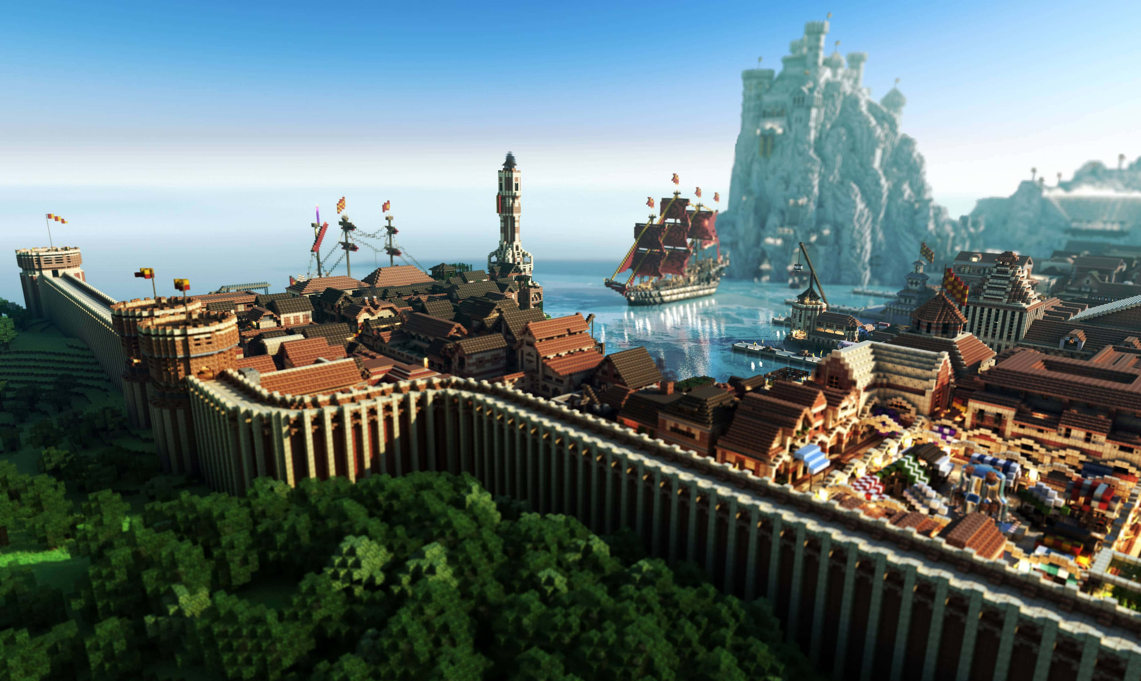 Minecraft Villages 桌布 壁紙 — 一個充滿活力的Minecraft風格沿海城市，擁有紅頂建築、高桅帆船和一座位於岩石島上的城堡，在清澈的藍天下。