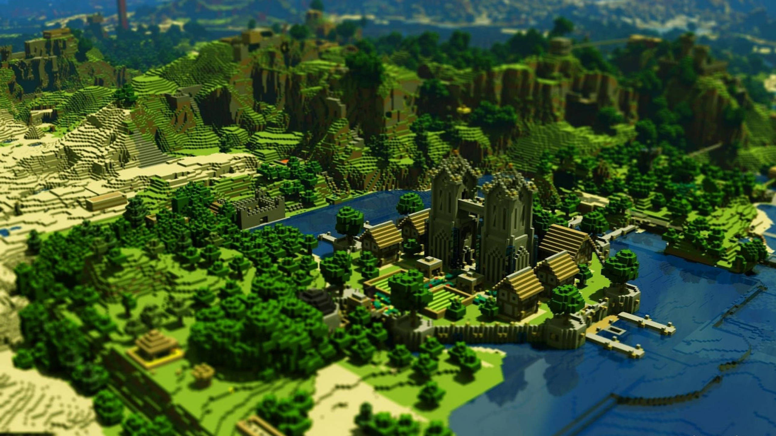 Minecraft Aesthetic 桌布 壁紙 — 一個充滿活力的Minecraft景觀，城堡小鎮坐落在河邊，周圍環繞著鬱鬱蔥蔥的綠色山丘和懸崖。