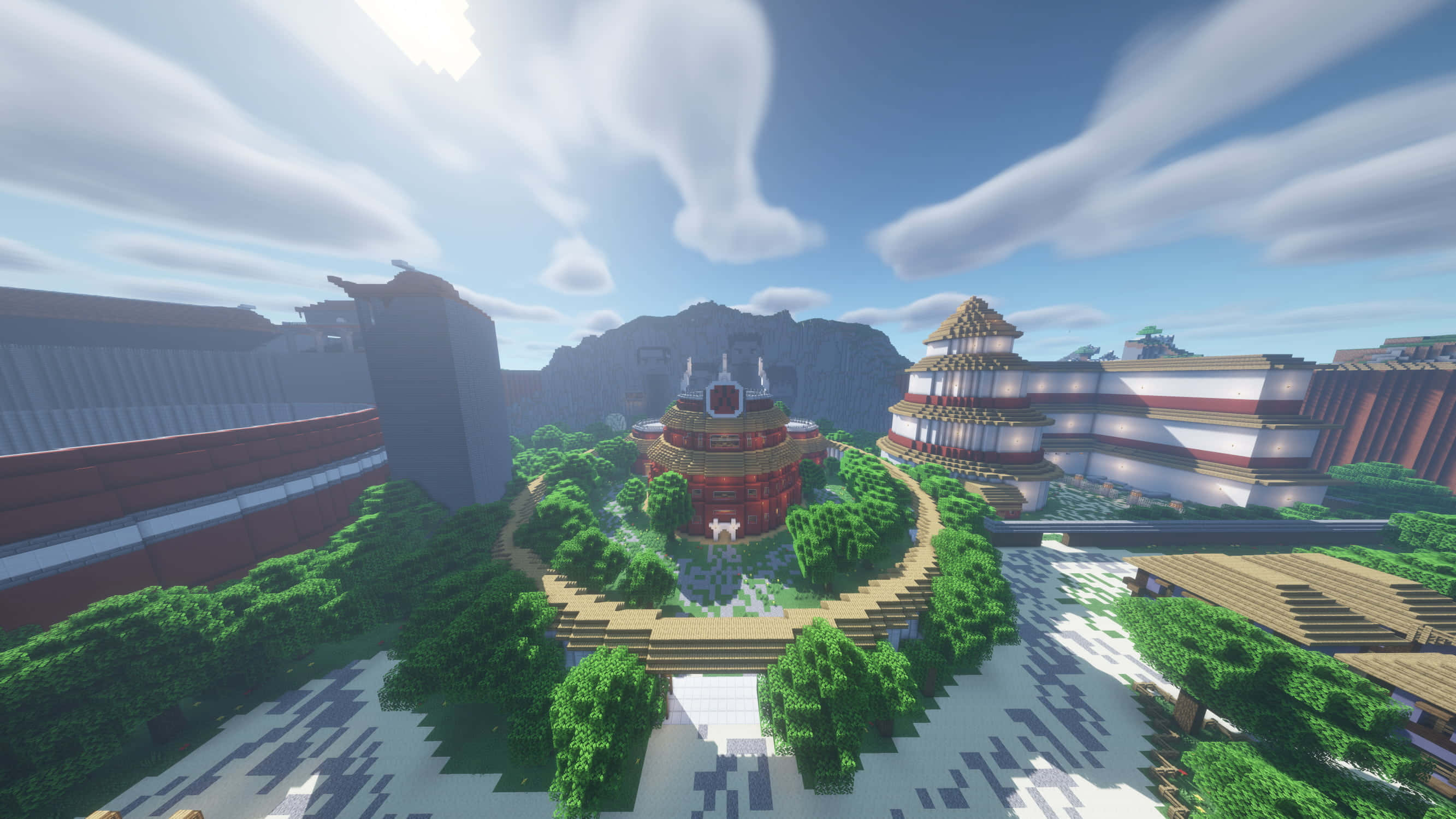 Minecraft City 桌布 壁紙 — 一個充滿活力的Minecraft村莊，紅色寶塔風格的建築坐落在茂密的綠樹之中，上方是明亮的藍天和蓬鬆的白雲。