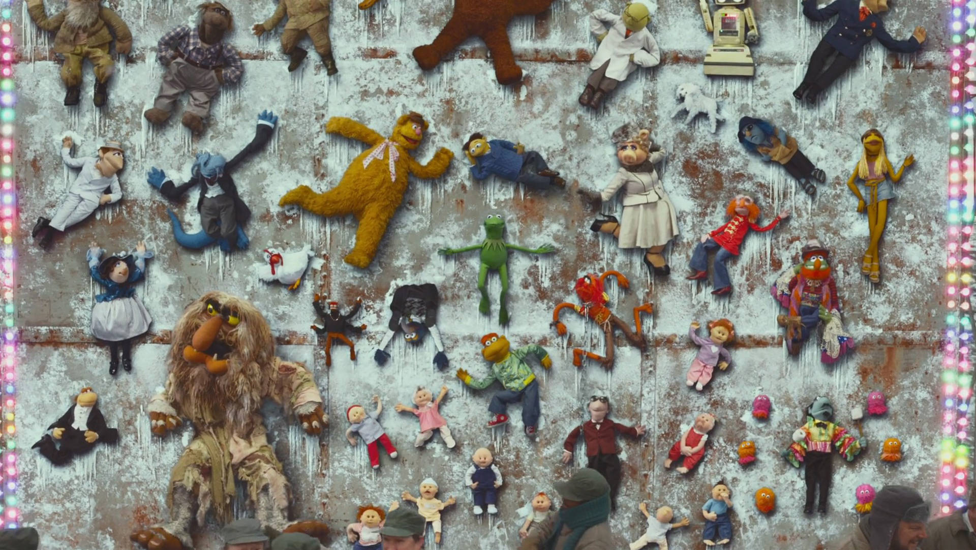 muppets 桌布 壁紙 — 一個充滿活力的Muppet角色和木偶收藏，在風化的金屬表面上以動態姿勢定格，並以色彩繽紛的霓虹燈框住場景。