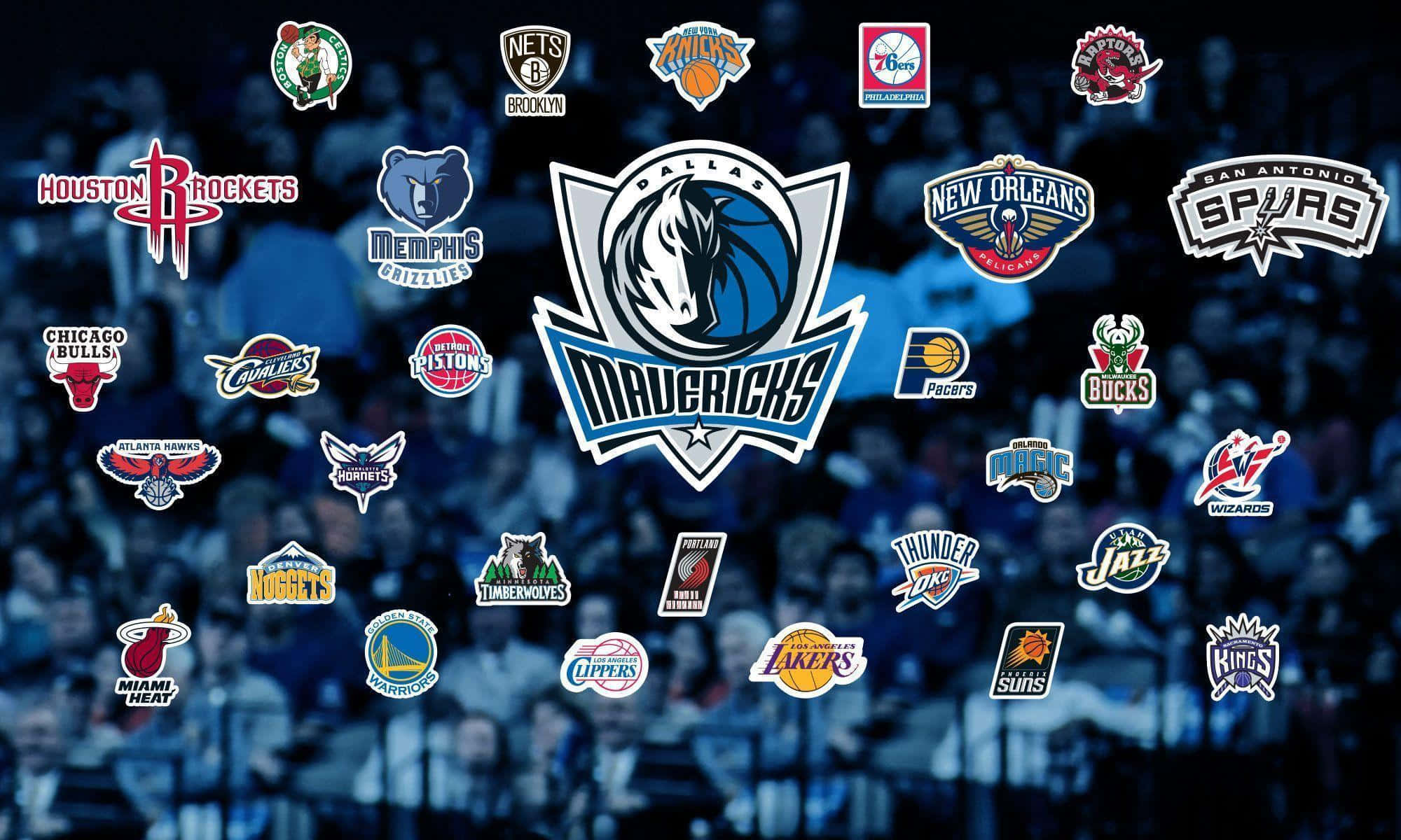 NBA Teams 桌布 壁紙 — 一個充滿活力的NBA球隊標誌拼貼，漂浮在模糊的藍色球場人群背景上。