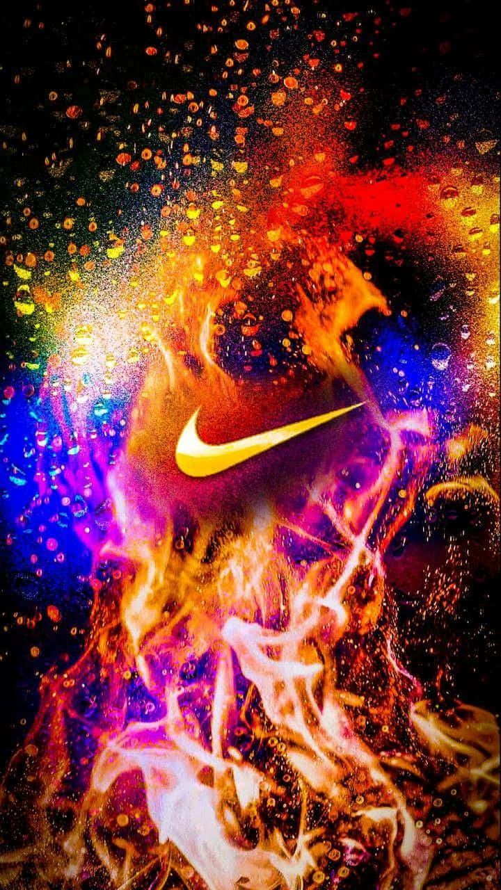 Nike 桌布 壁紙 — 一個充滿活力的Nike勾勾在黑暗背景中，於熾熱的橙色和電光藍色火焰之間閃耀著金色光芒，並帶有水珠。