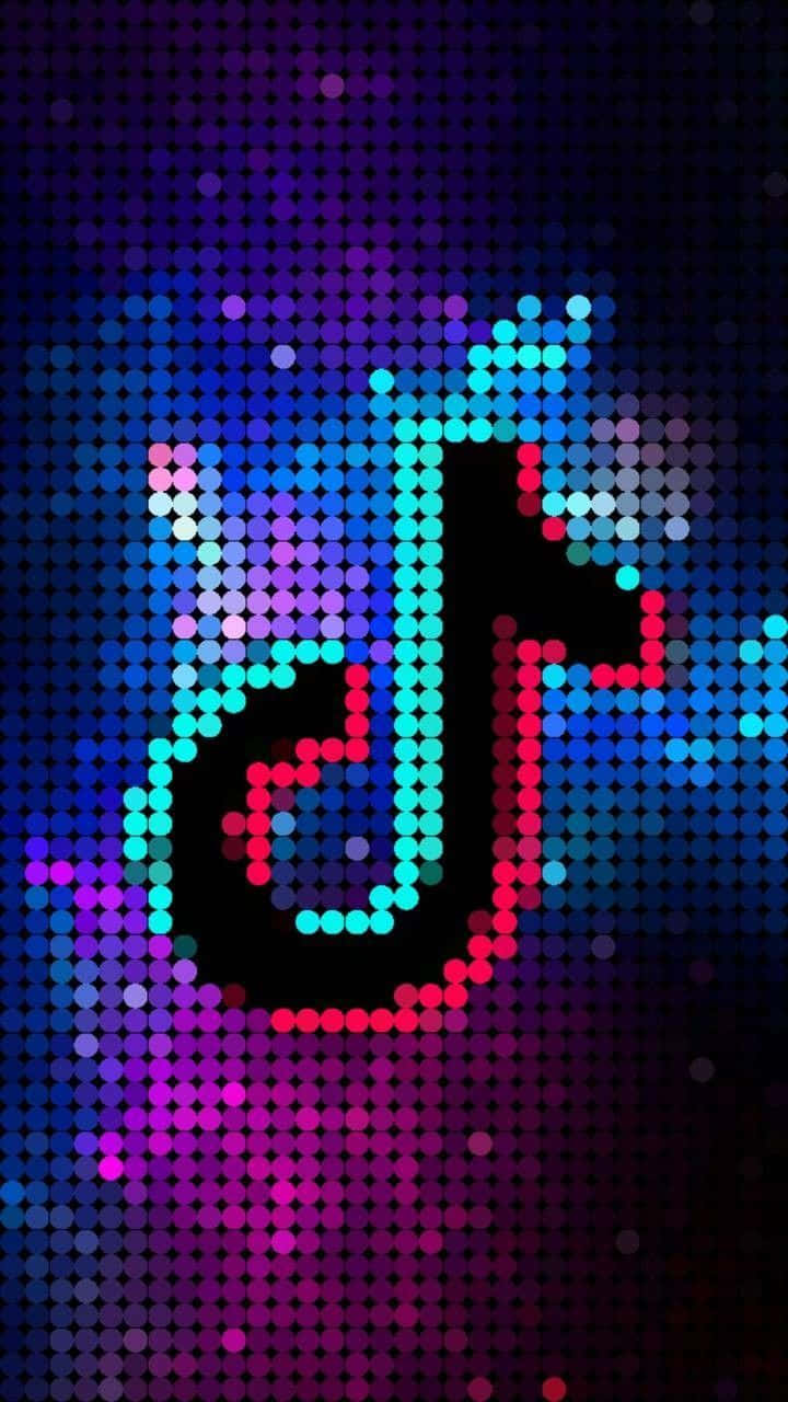 TikTok Logo 桌布 壁紙 — 一個充滿活力的像素化TikTok標誌在深色漸變背景上發出電藍色和粉紅色的光芒。