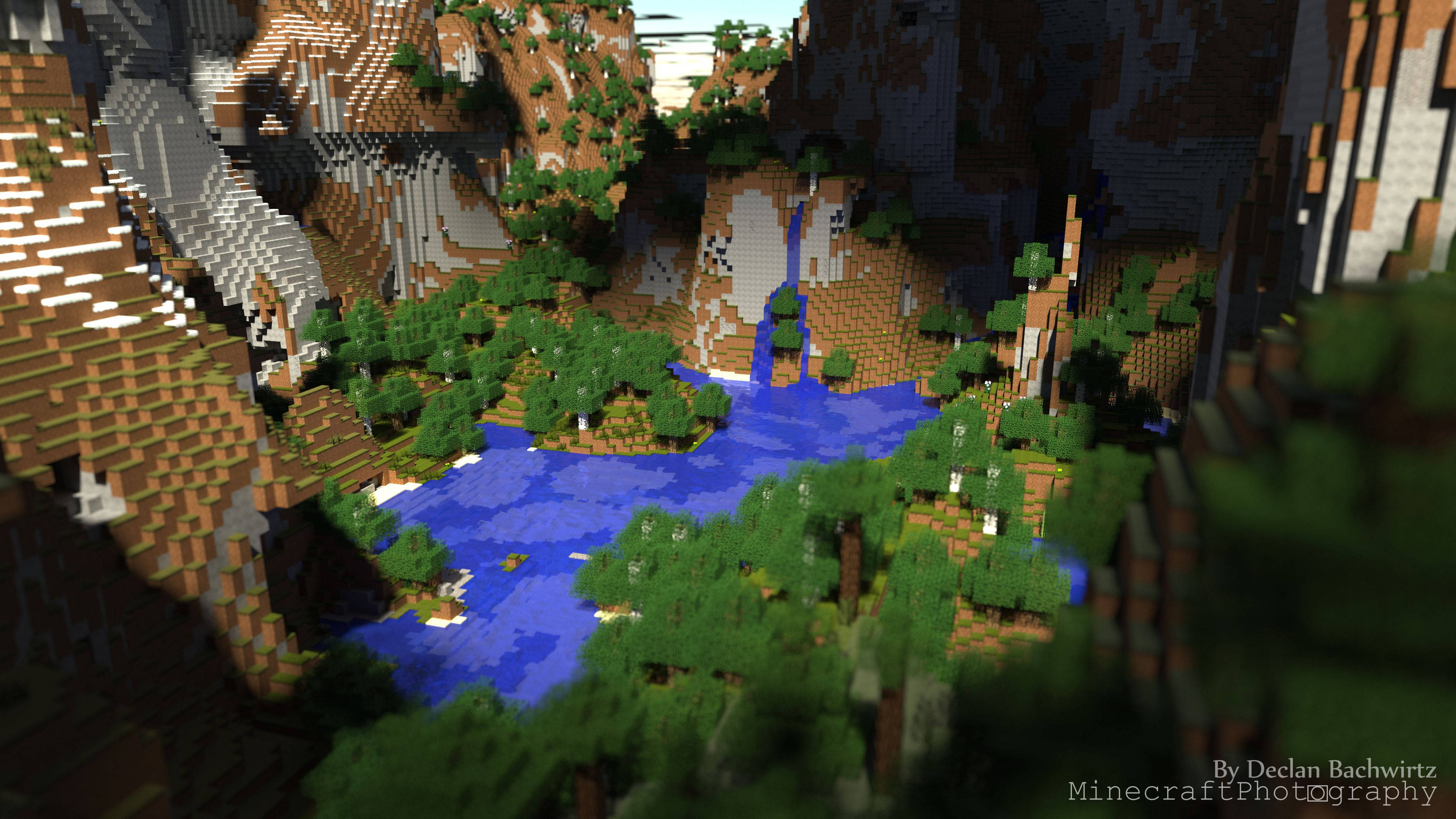 4K Minecraft 壁紙 桌布 壁紙 — 一個充滿活力的像素峽谷，藍色的河流蜿蜒穿過茂密的綠樹和高聳的塊狀懸崖，在明亮的日光下。