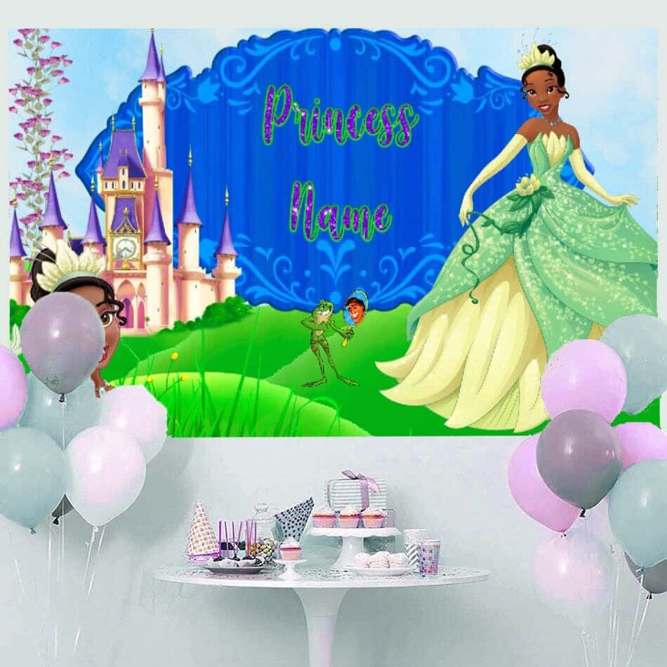 princess and the frog 桌布 壁紙 — 一個充滿活力的公主主題派對背景， featuring Tiana 穿著綠色禮服站在城堡旁邊，下方有氣球和甜點桌。