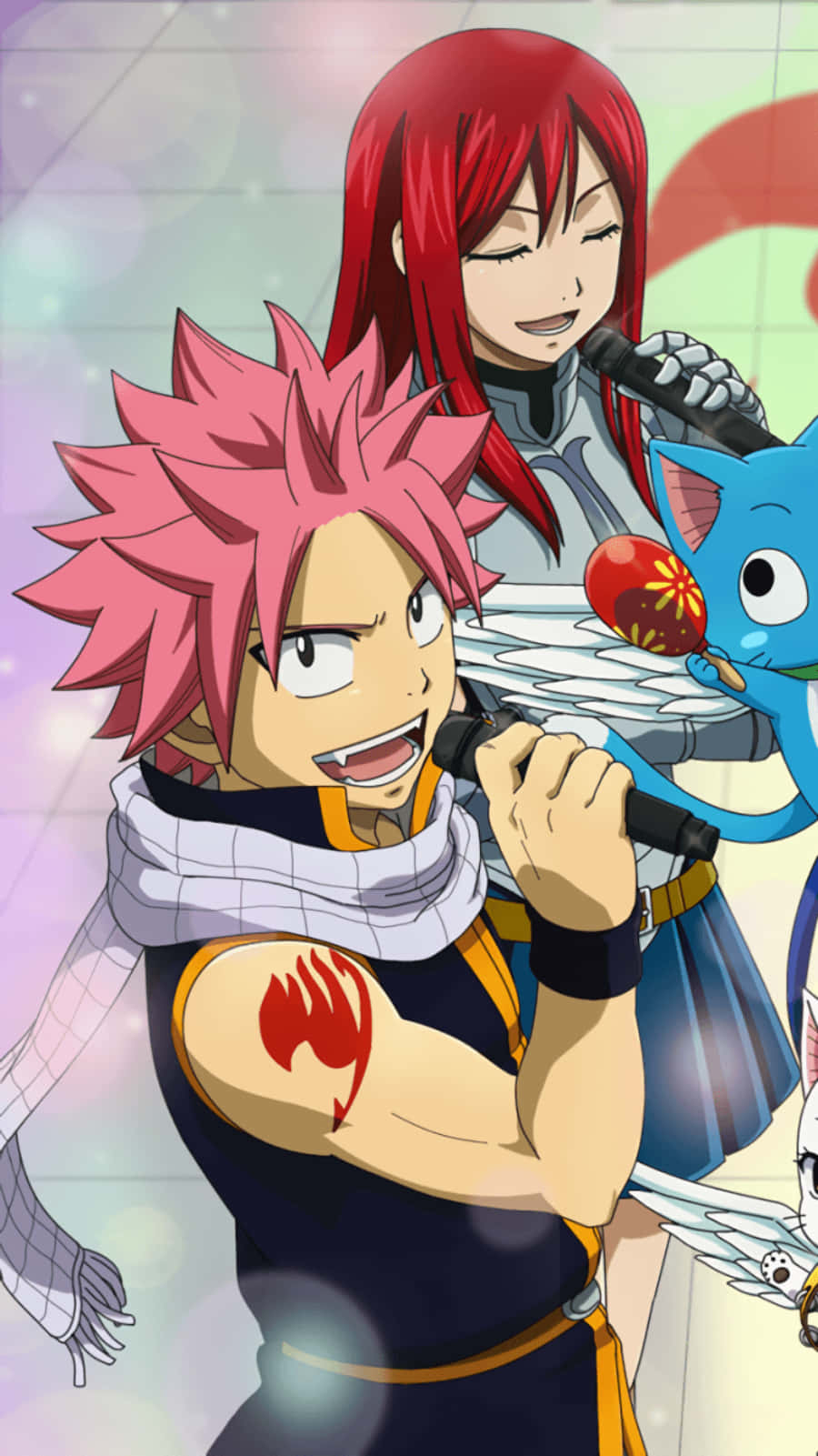 erza scarlet 桌布 壁紙 — 一個充滿活力的動漫場景，描繪一個粉紅色頭髮的男孩與一個紅色頭髮的女孩和一個拿著麥克風的藍色貓狀生物一起唱歌。