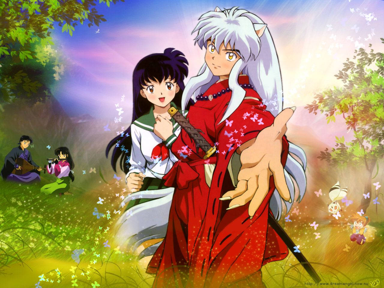 犬夜叉 桌布 壁紙 — 一個充滿活力的動漫場景，銀髮惡魔領主穿著紅色和服，一個穿著校服的女孩一起站在陽光明媚、蝴蝶飛舞的森林中。
