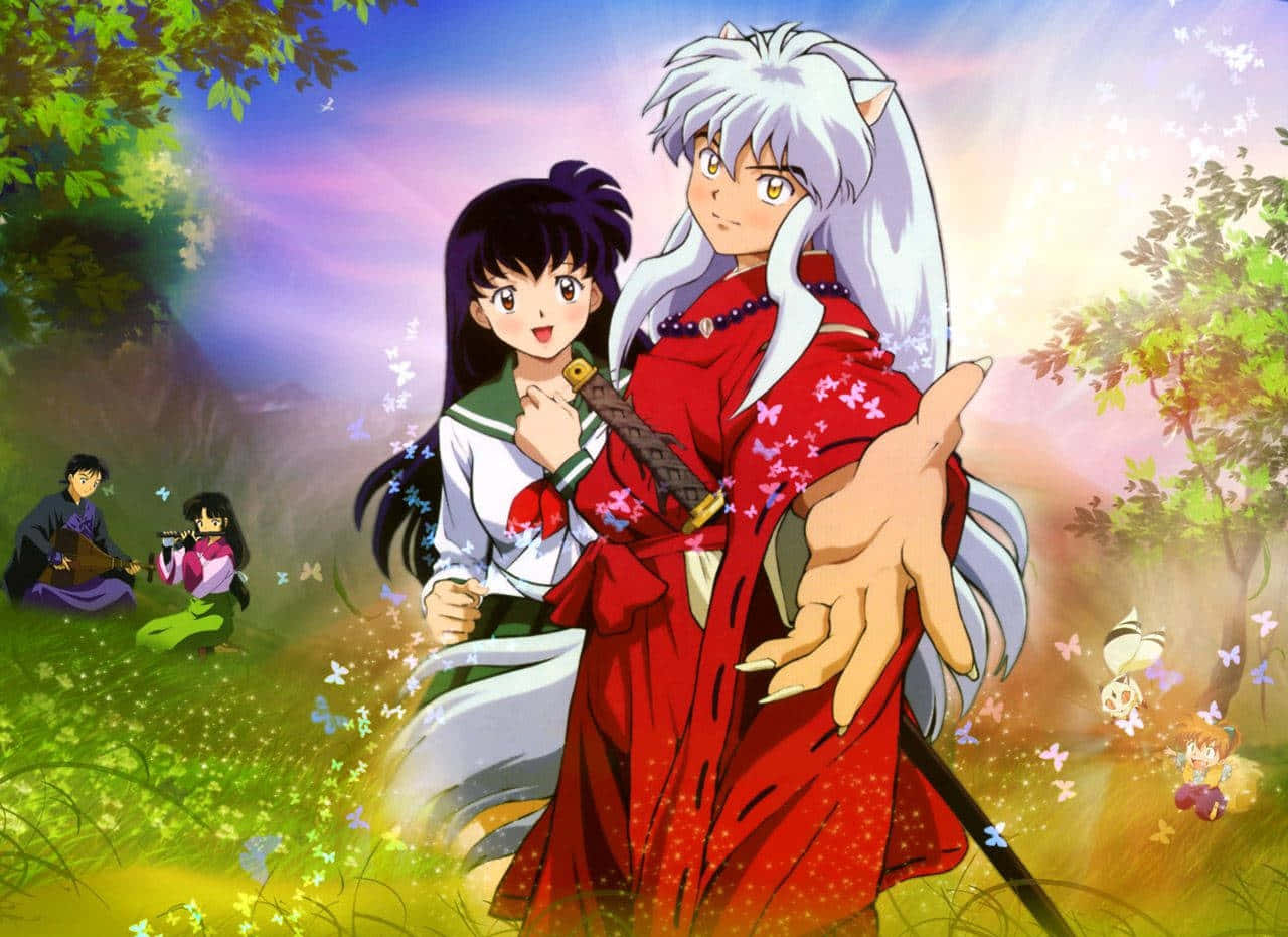 犬夜叉 桌布 壁紙 — 一個充滿活力的動漫場景，銀髮惡魔領主穿著紅色和服，黑髮女學生站在陽光明媚的森林中，背景有蝴蝶和其他角色。
