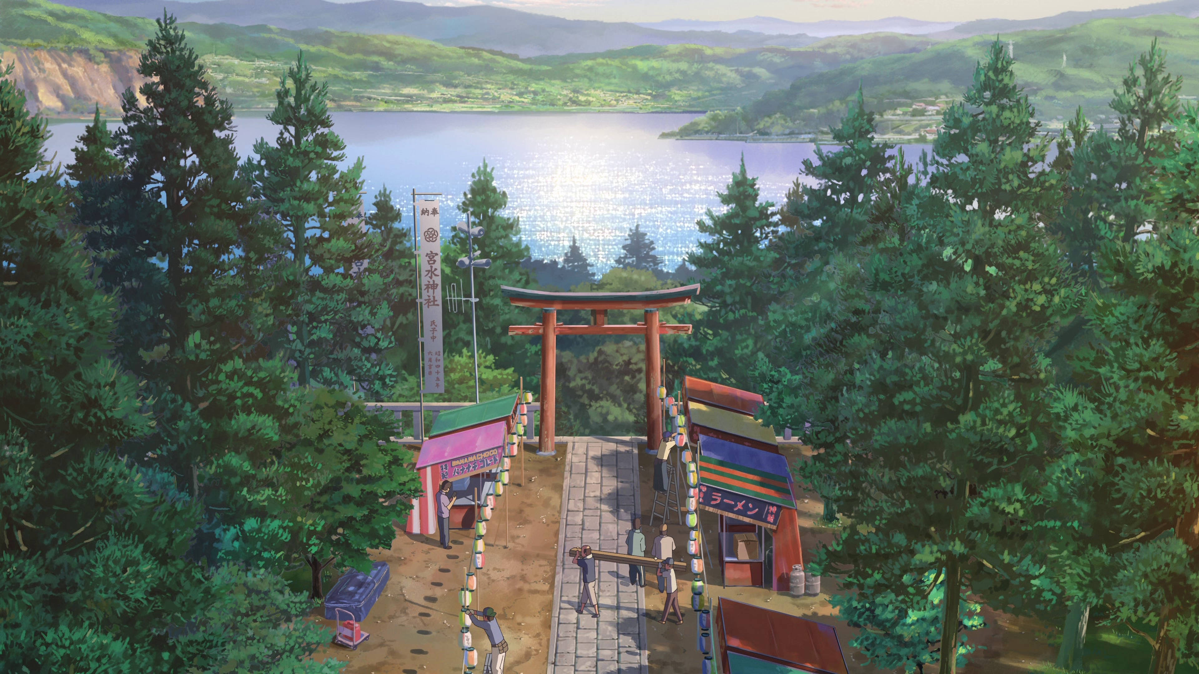 Makoto Shinkai 桌布 壁紙 — 一個充滿活力的動漫場景顯示一個紅色鳥居通往一個寧靜的湖泊，周圍環繞著茂密的綠色森林和遠山。