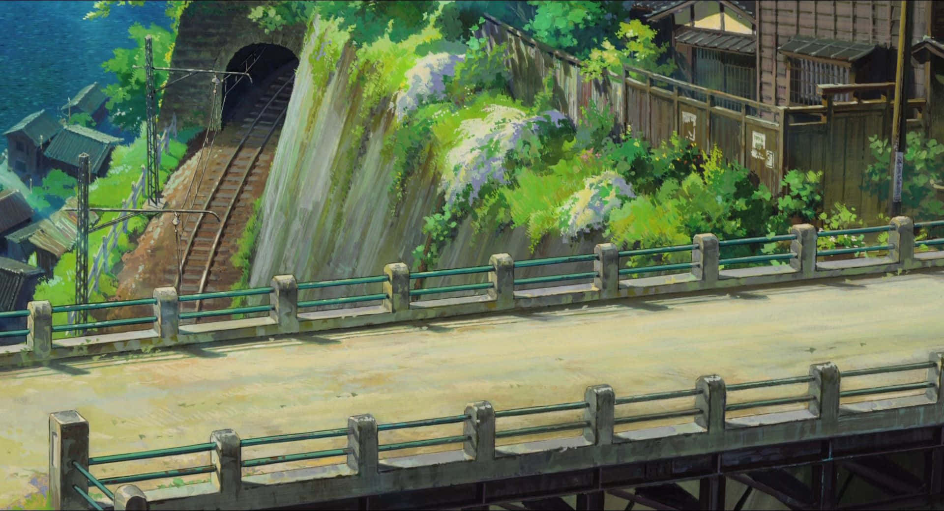 來自紅花坂 桌布 壁紙 — 一個充滿活力的動漫場景顯示一條火車軌道蜿蜒而上長滿青苔的懸崖，旁邊有一座木橋橫跨河流，附近有傳統房屋。