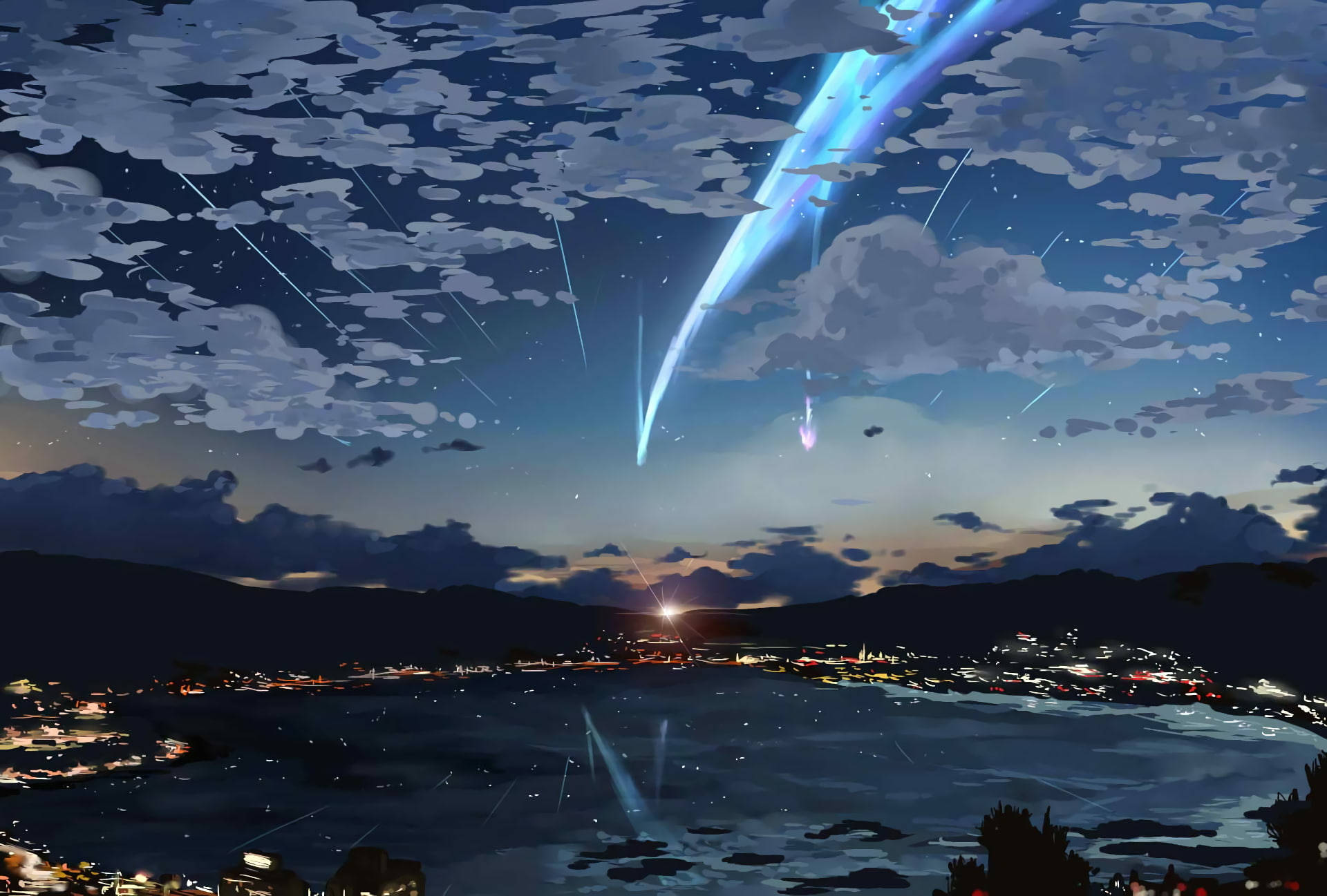 Your Name 桌布 壁紙 — 一個充滿活力的動漫夜空，位於沿海小鎮上空，發光的藍色流星劃過雲層，在閃爍的燈光之上。