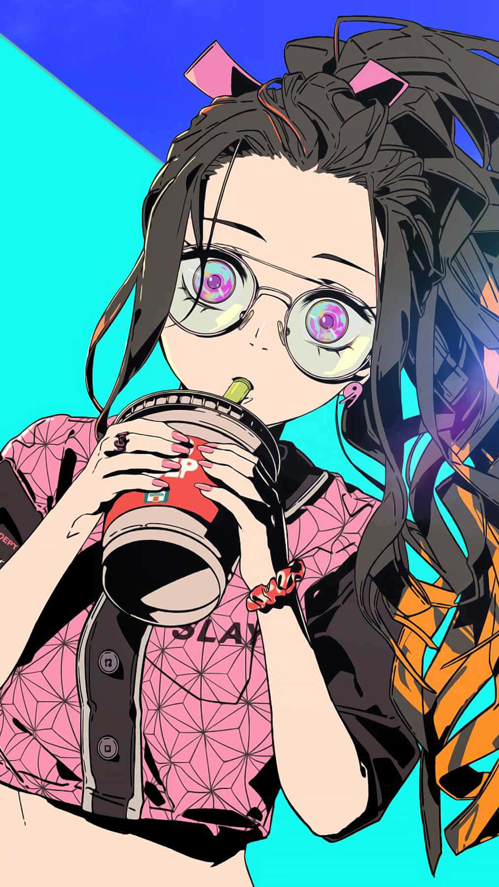 動漫女孩 桌布 壁紙 — 一個充滿活力的動漫女孩，戴著貓耳和眼鏡，在鮮明的藍色和青綠色背景下啜飲飲料。